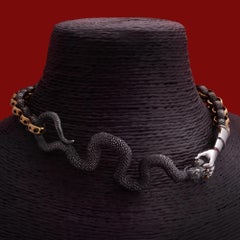 Collier ras-du-cou sculptural en shibuichi en forme de main de serpent, orné d'or et de pierres précieuses