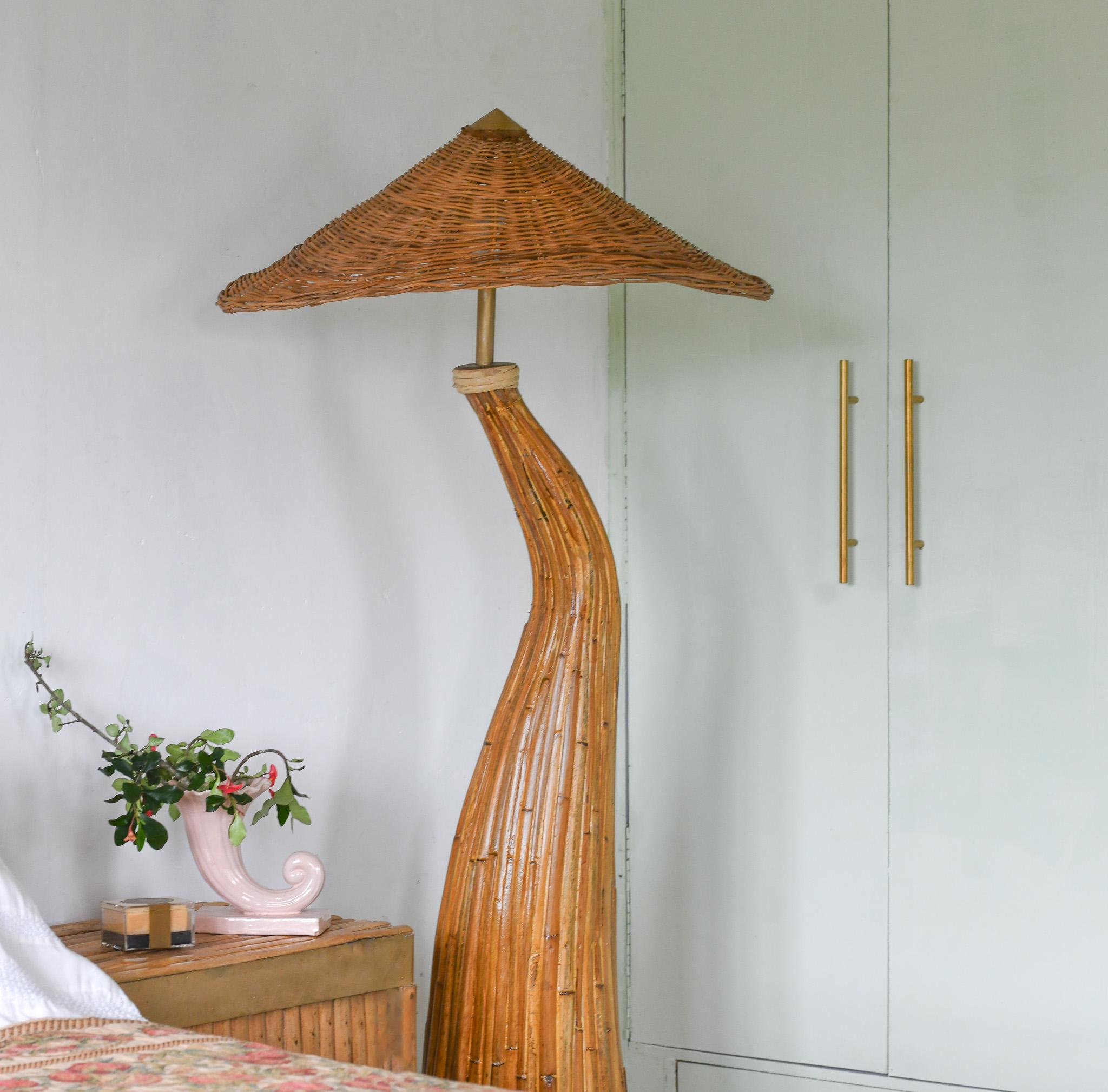 Skulpturale Stehlampe „Shroom“ aus Rattan (Moderne der Mitte des Jahrhunderts) im Angebot