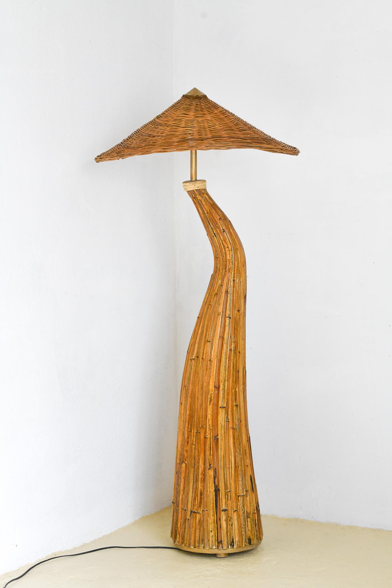 Skulpturale Stehlampe „Shroom“ aus Rattan (Philippinisch) im Angebot