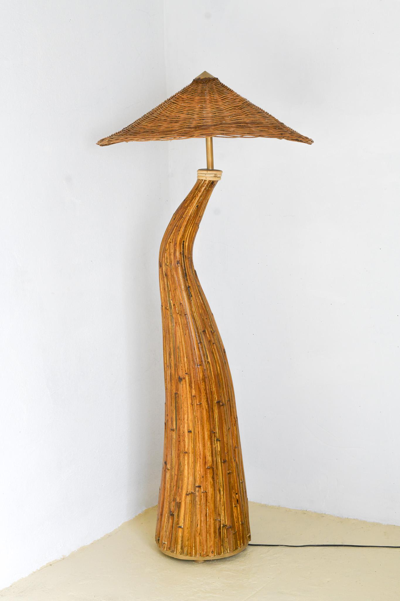 Skulpturale Stehlampe „Shroom“ aus Rattan (Handgewebt) im Angebot