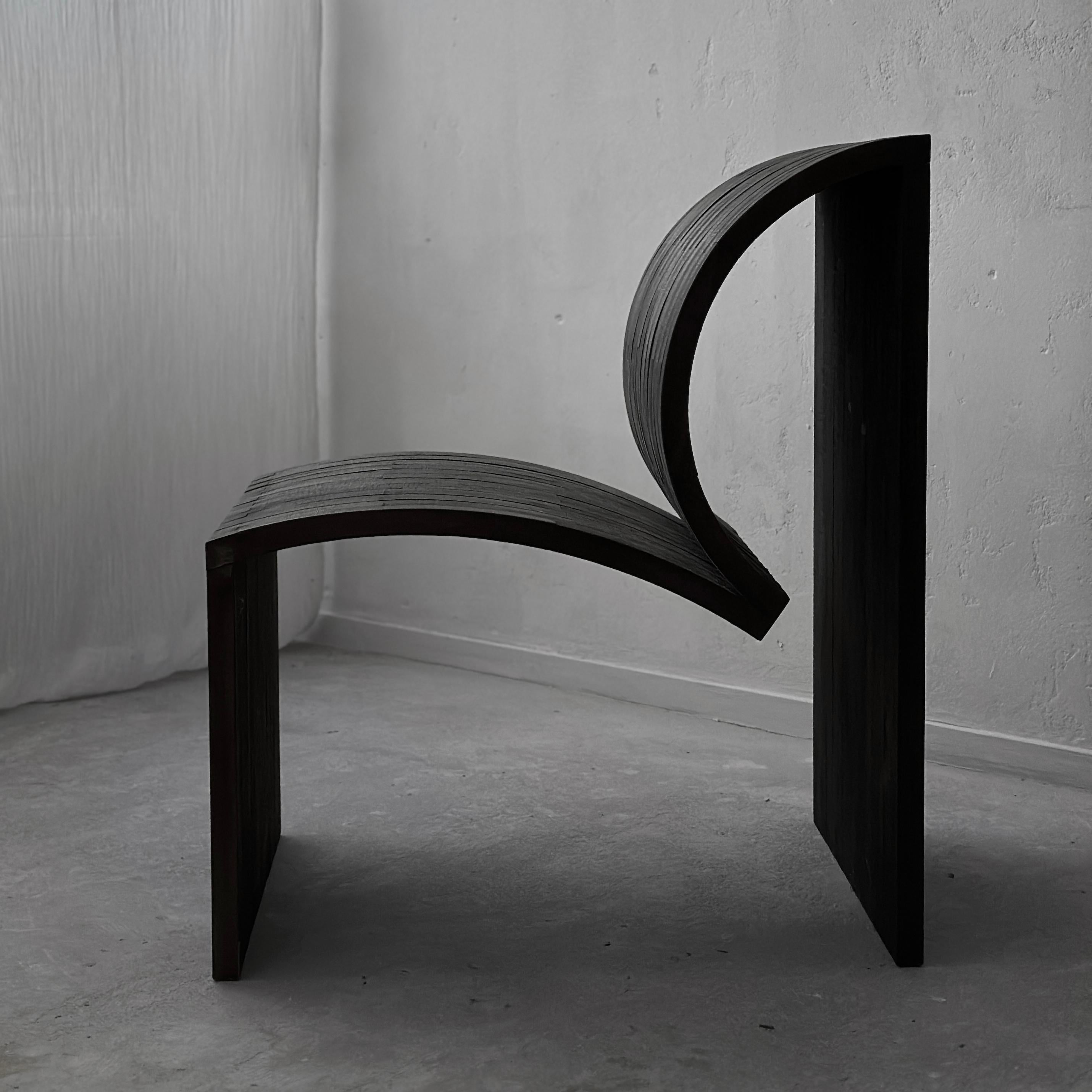 Voici une chaise exclusive qui redéfinit l'élégance et le savoir-faire. Cette pièce unique allie harmonieusement le minimalisme moderne et le travail artisanal du bois, créant ainsi une forme architecturale audacieuse, à la fois saisissante et