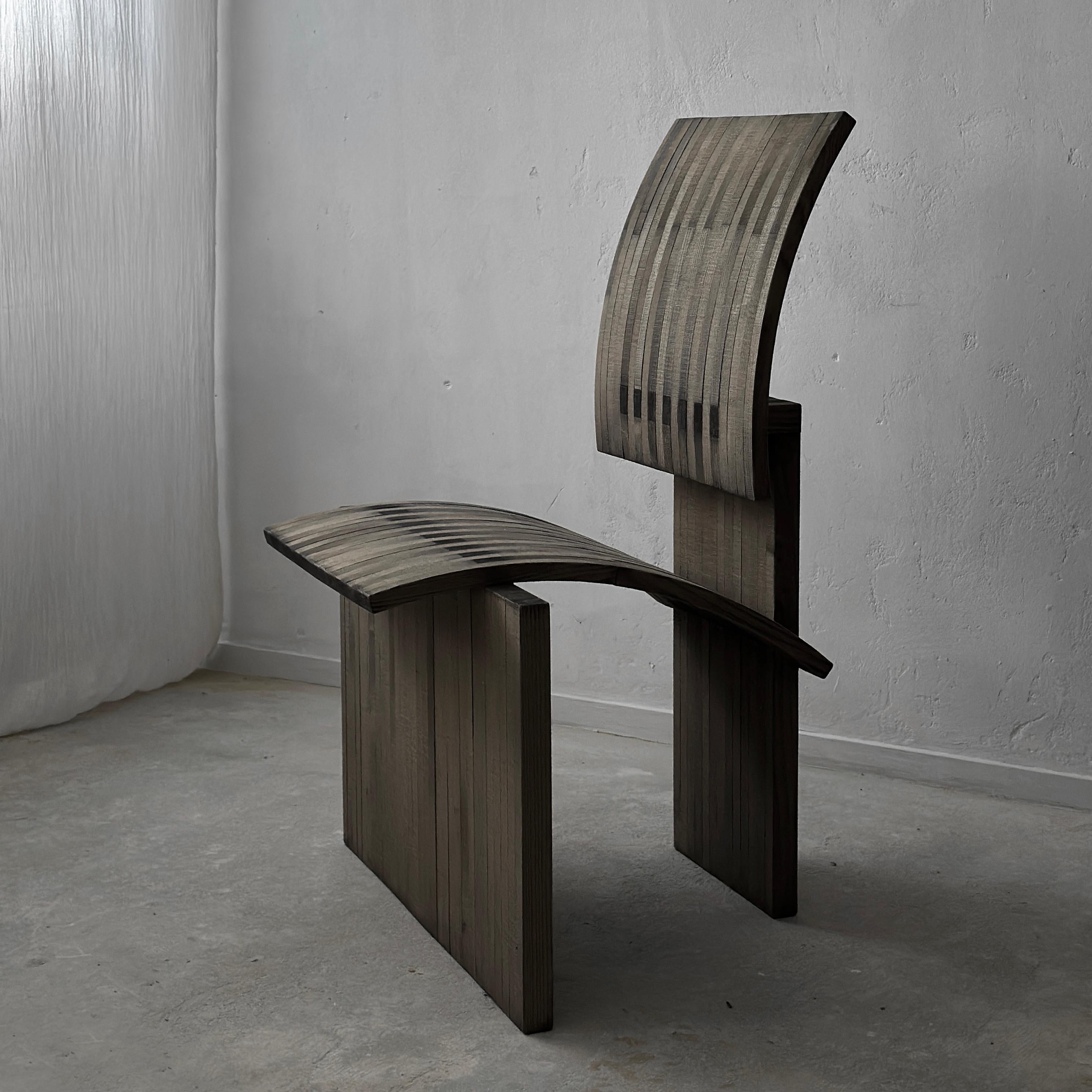 Voici une chaise exclusive qui redéfinit l'élégance et le savoir-faire. Cette pièce unique allie harmonieusement le minimalisme moderne et le travail artisanal du bois, créant ainsi une forme architecturale audacieuse, à la fois saisissante et