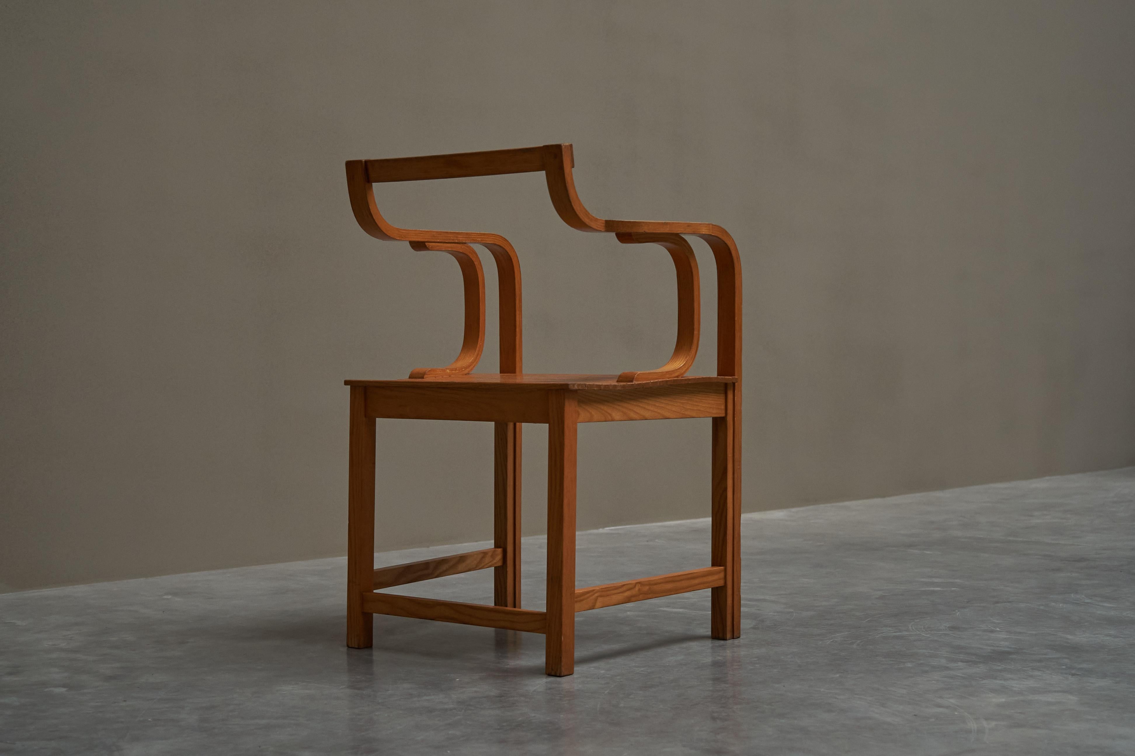 Sculptural Side Chair in Beech The Netherlands 1970s

This is a rather unusual side chair in beech with a very sculptural design.

It shows a rather unusual design with a cantilever backrest and flowing lines combined with a cubist slatted base.