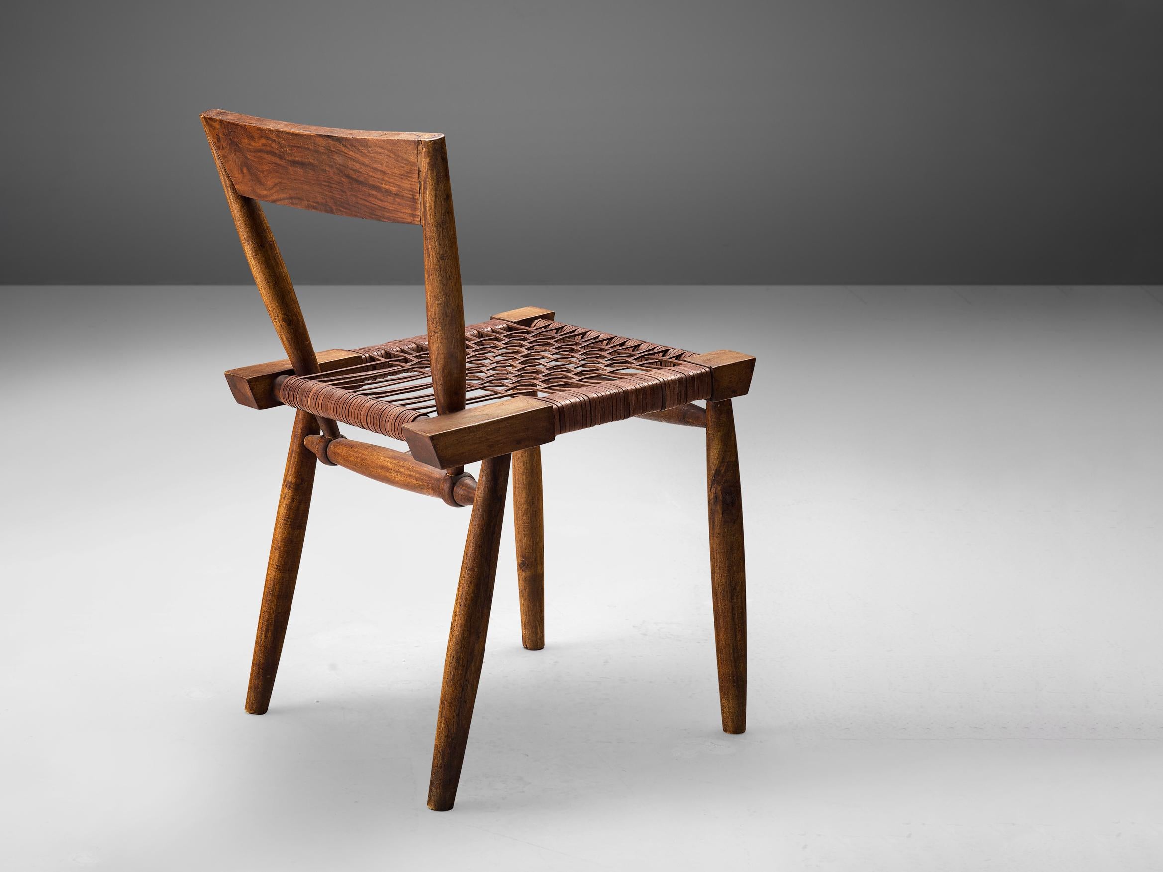 Chaise d'appoint, cuir, bois teinté, États-Unis, années 1950

Admirable chaise d'appoint artisanale des années 1950. Cette chaise se caractérise par une combinaison de formes diverses qui lui confèrent un aspect unique et merveilleux. Les parties