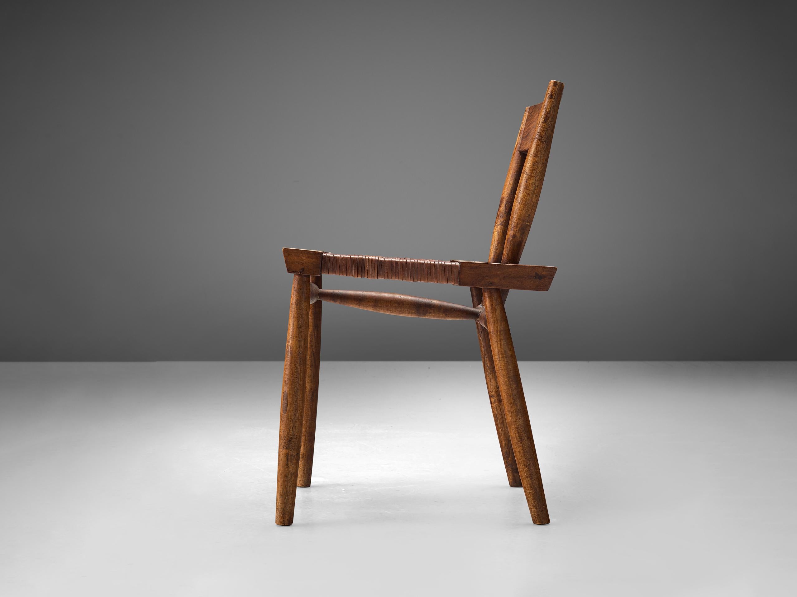 Milieu du XXe siècle Chaise d'appoint sculpturale avec assise en cuir tissé en vente