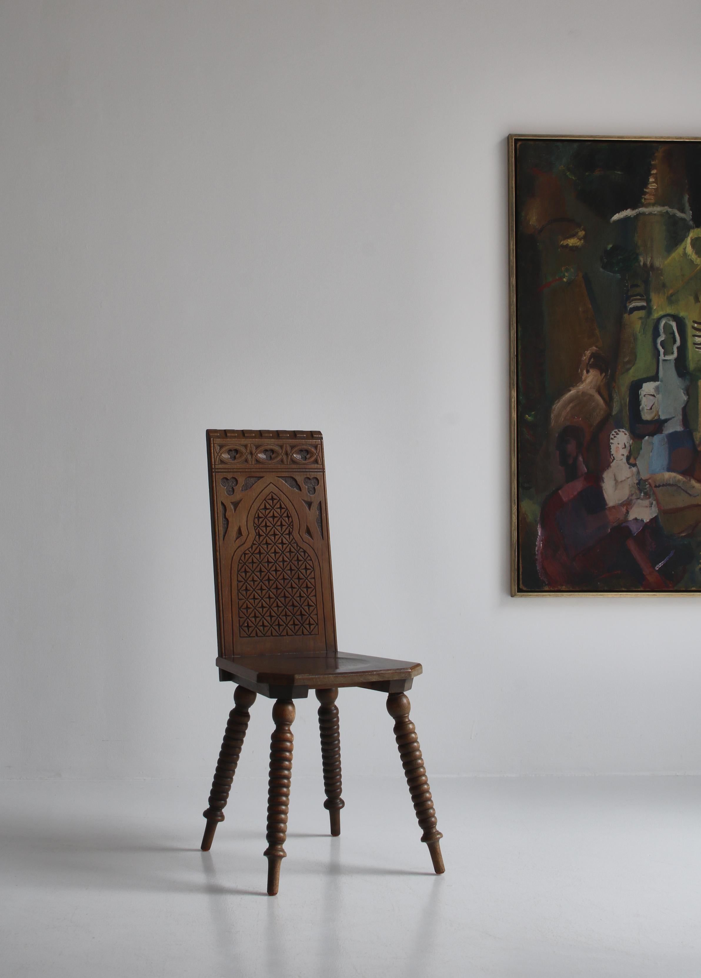 Skulpturale Beistellstühle aus geschnitzter dunkel gebeizter Eiche von skandinavischem Schreiner im Angebot 7
