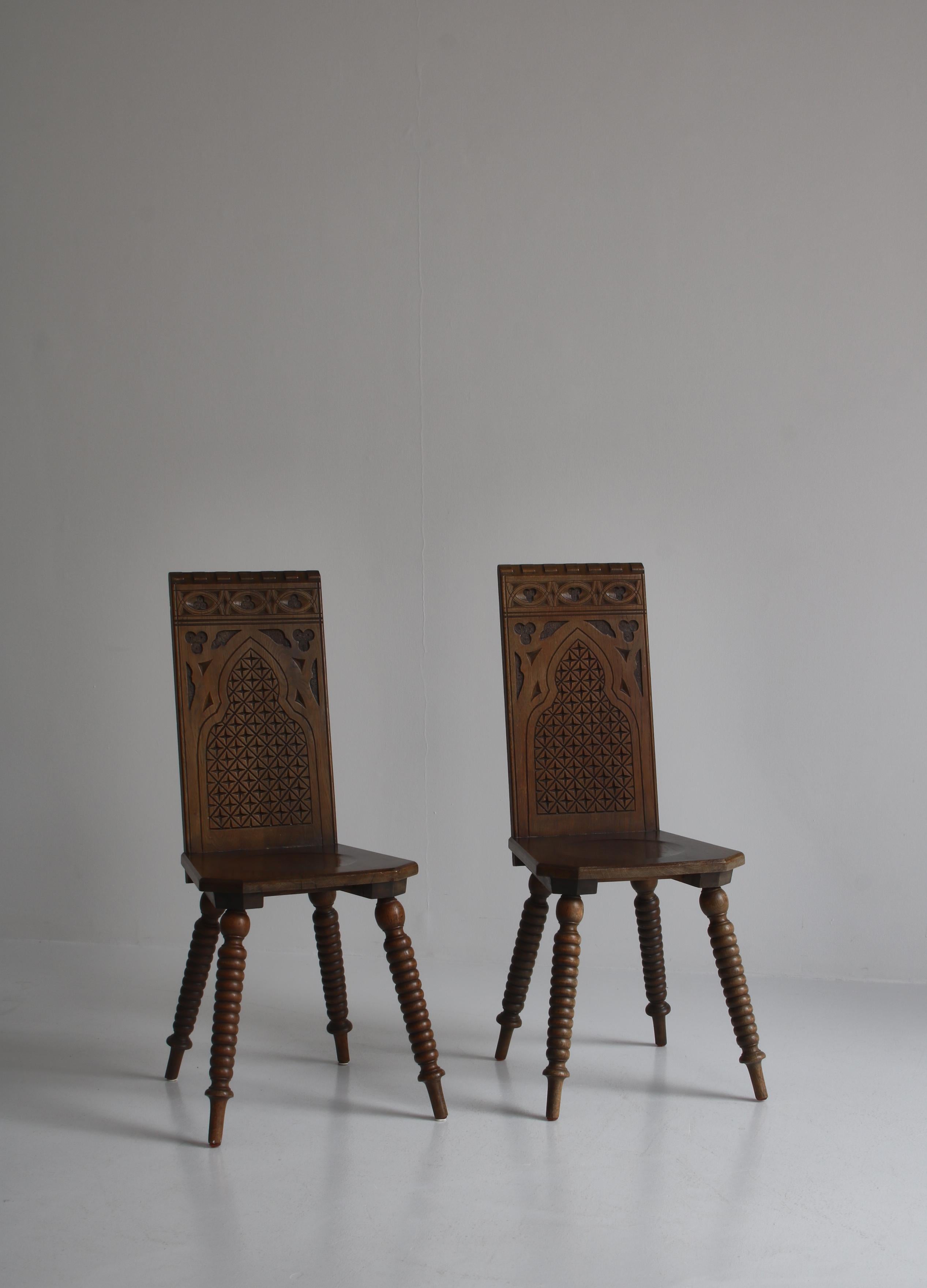 Skulpturale Beistellstühle aus geschnitzter dunkel gebeizter Eiche von skandinavischem Schreiner (Barock) im Angebot