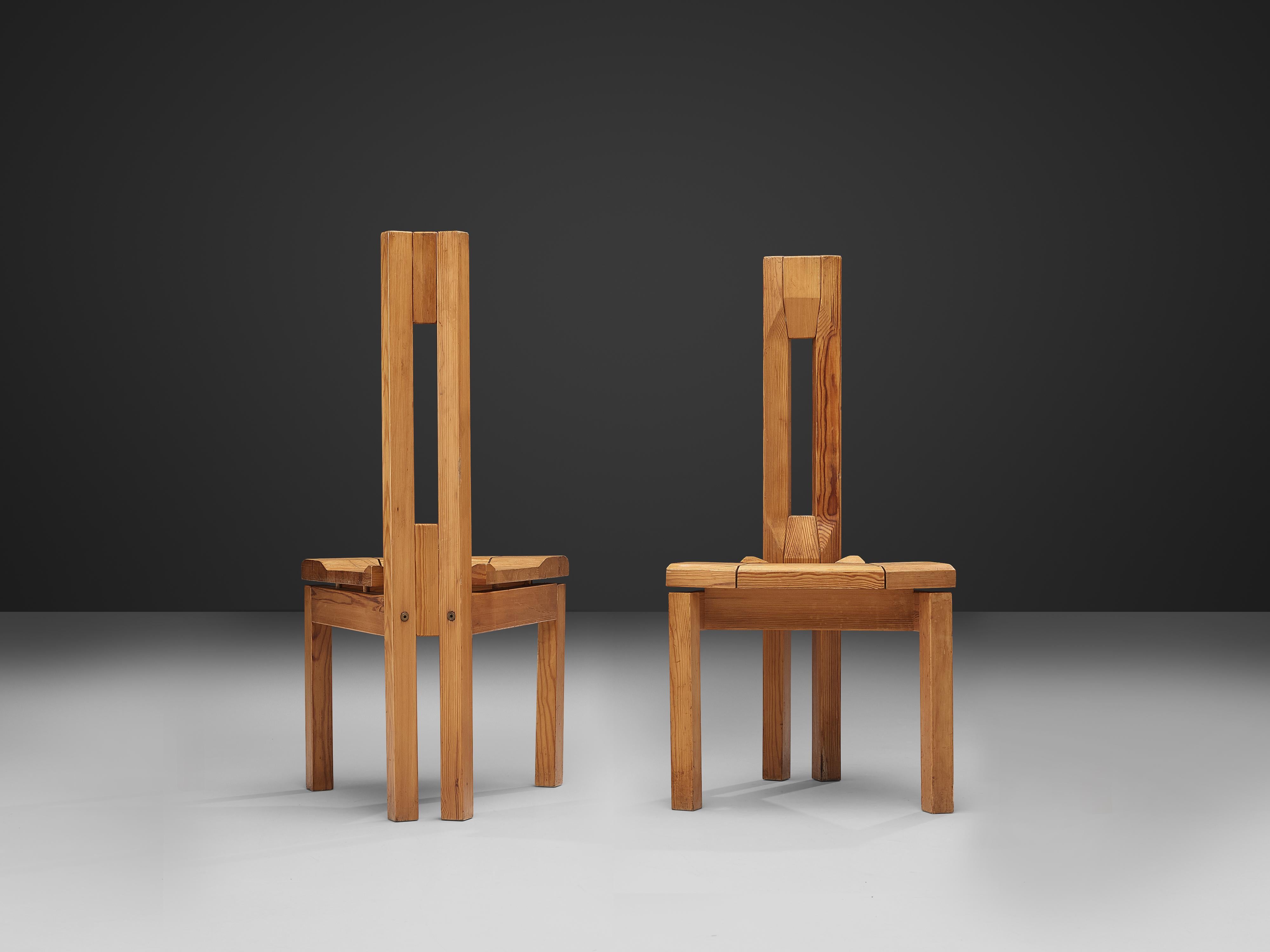 Laukaan Puu, side chairs, pine, Finland, 1950s

Exquisite set of two side chairs by Finish manufacturer Laukaan Puu. With their high and slim backrest and their trapezoid seat this set can be arranged together to great one item or placed apart as