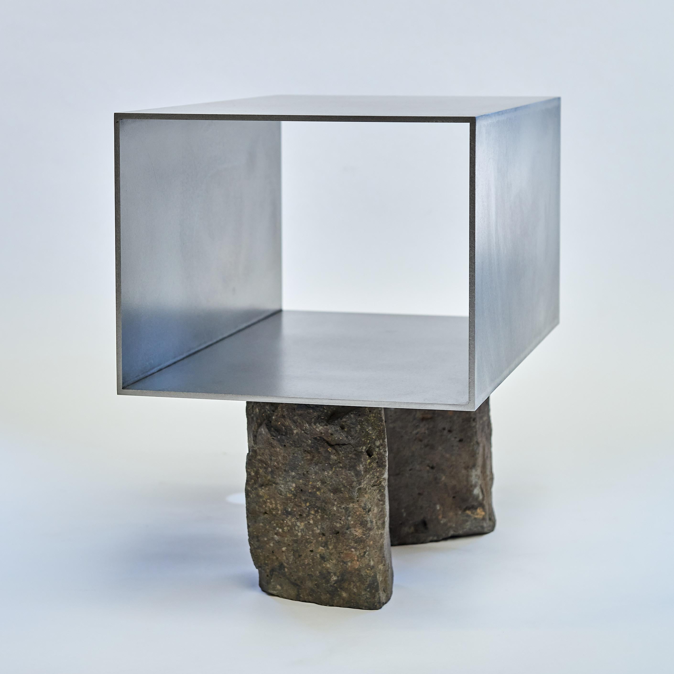 Skulpturaler Beistelltisch „Beam Basalt“, Frank Penders (Geschmiedet) im Angebot