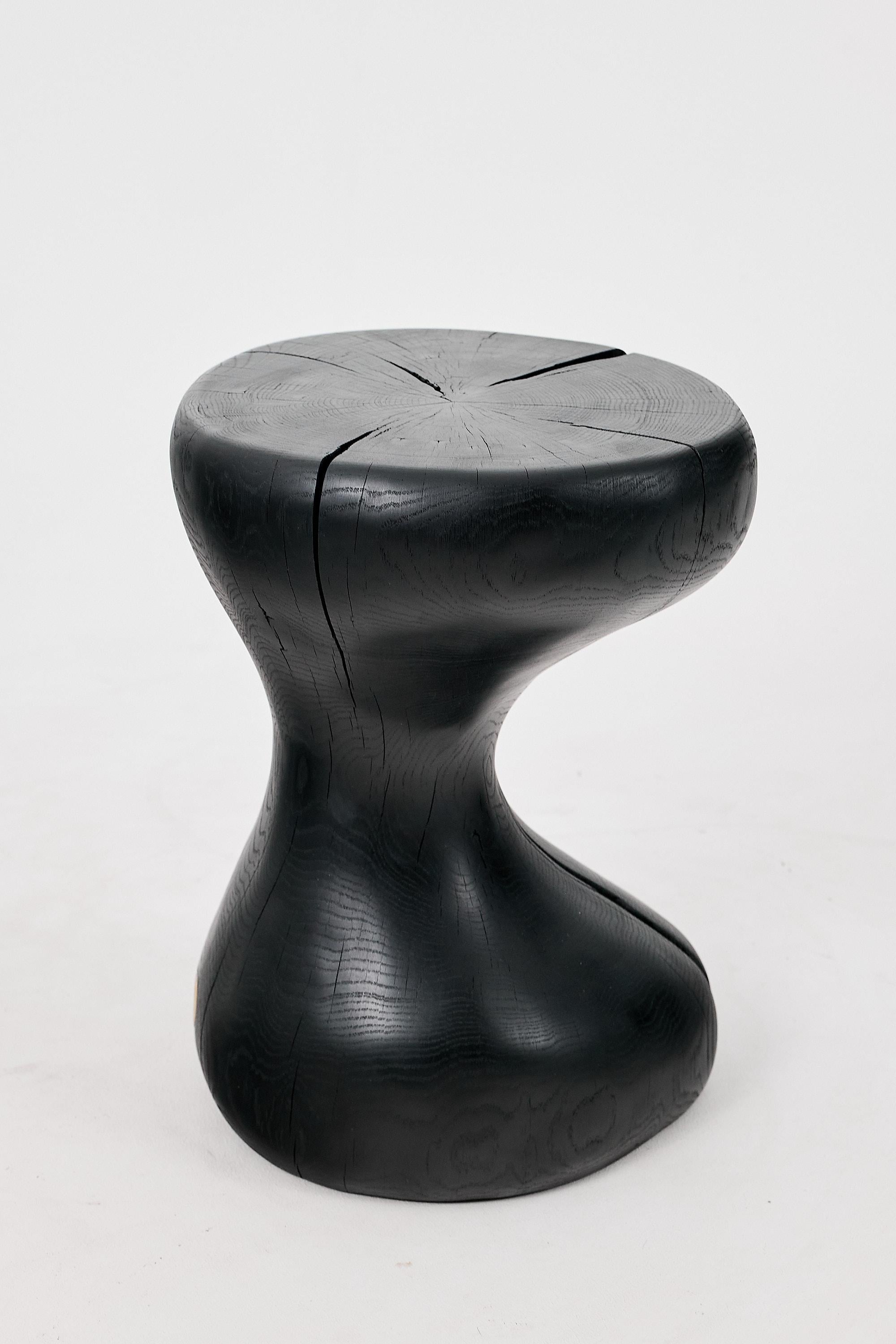 Mesa Auxiliar Escultórica, Madera de Roble Negro Quemado, Tallada, Única, Muebles de Madera Brutalista en venta