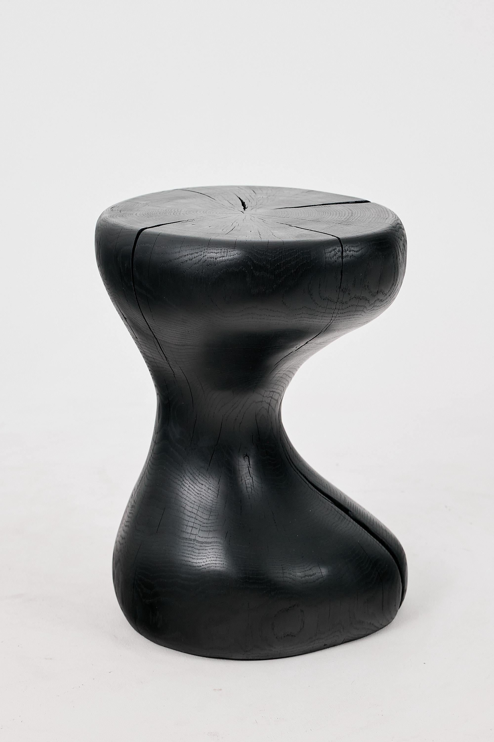 Mesa Auxiliar Escultórica, Madera de Roble Negro Quemado, Tallada, Única, Muebles de Madera Croata en venta