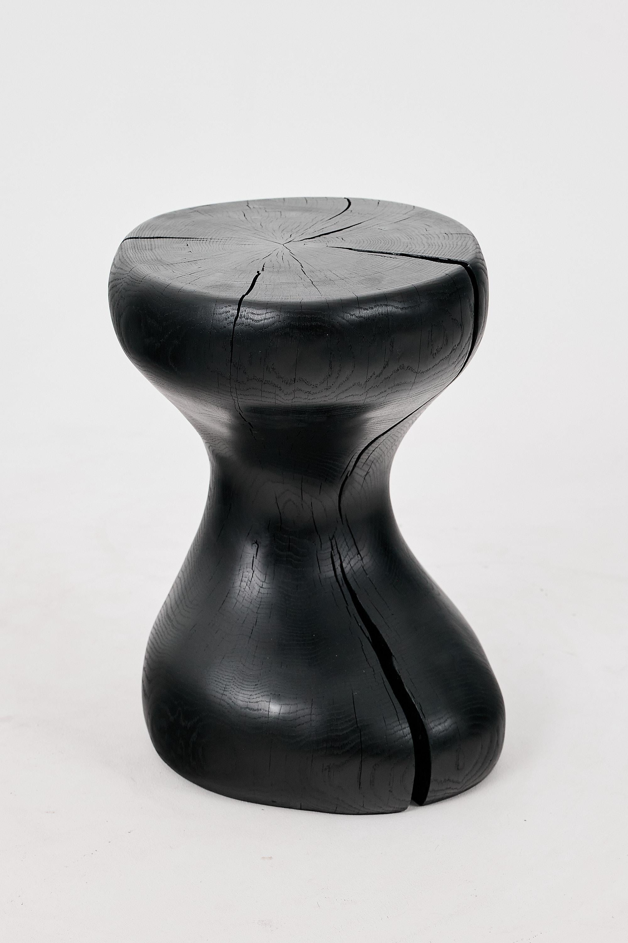Mesa Auxiliar Escultórica, Madera de Roble Negro Quemado, Tallada, Única, Muebles de Madera Tallado en venta