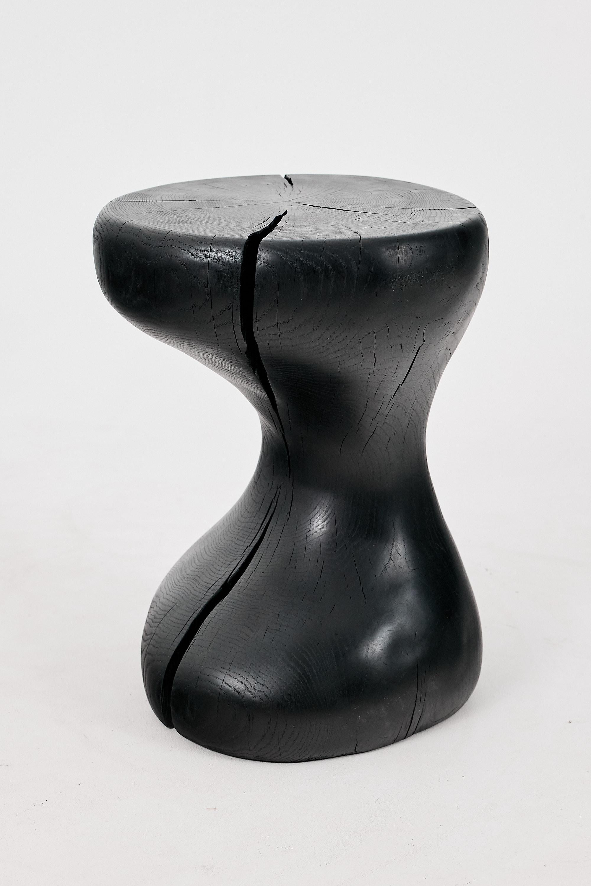 Mesa Auxiliar Escultórica, Madera de Roble Negro Quemado, Tallada, Única, Muebles de Madera en Nuevo estado para la venta en Stara Gradiška, HR