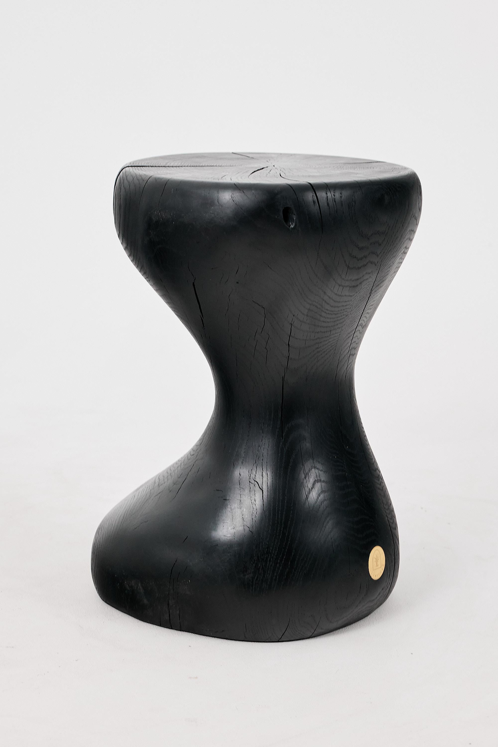 Mesa Auxiliar Escultórica, Madera de Roble Negro Quemado, Tallada, Única, Muebles de Madera Siglo XXI y contemporáneo en venta