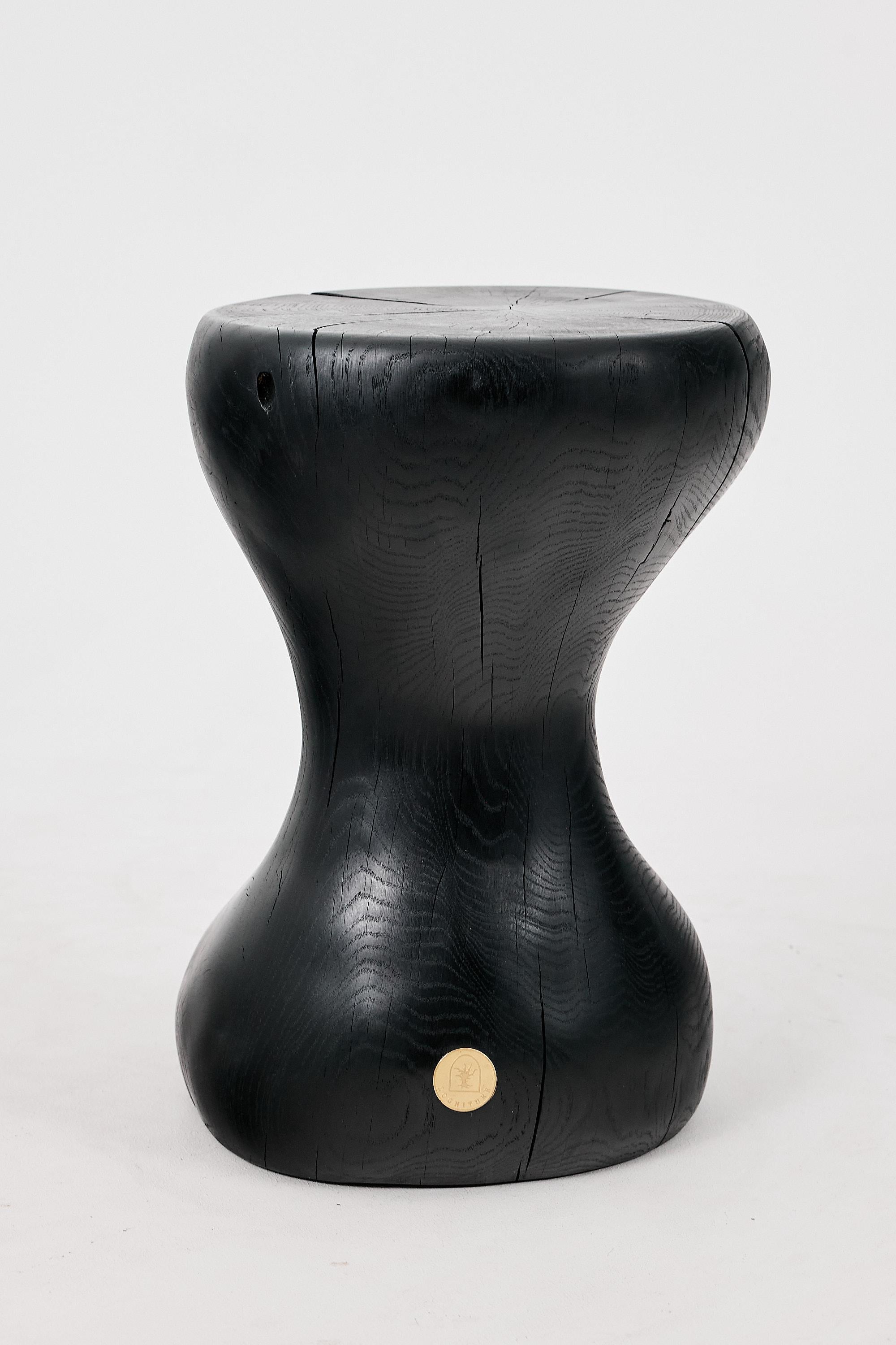 Mesa Auxiliar Escultórica, Madera de Roble Negro Quemado, Tallada, Única, Muebles de Madera en venta 1