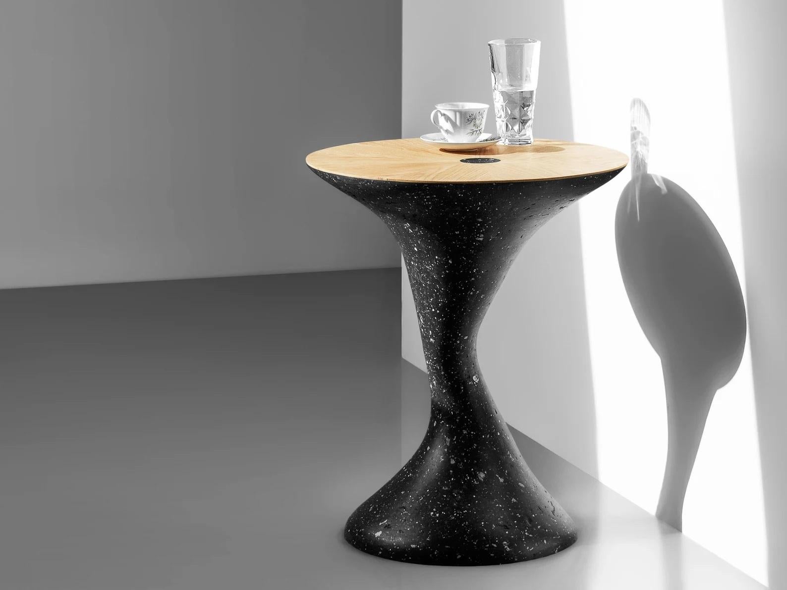 Table d'appoint sculpturale par Kasanai
Dimensions : D 45 x H 54 cm.
MATERIAL : Chêne, ciment, papier recyclé, colle, peinture.
6 kg.

L'inspiration visuelle de la table d'appoint est une combinaison de bois naturel et de béton. Ces deux matériaux