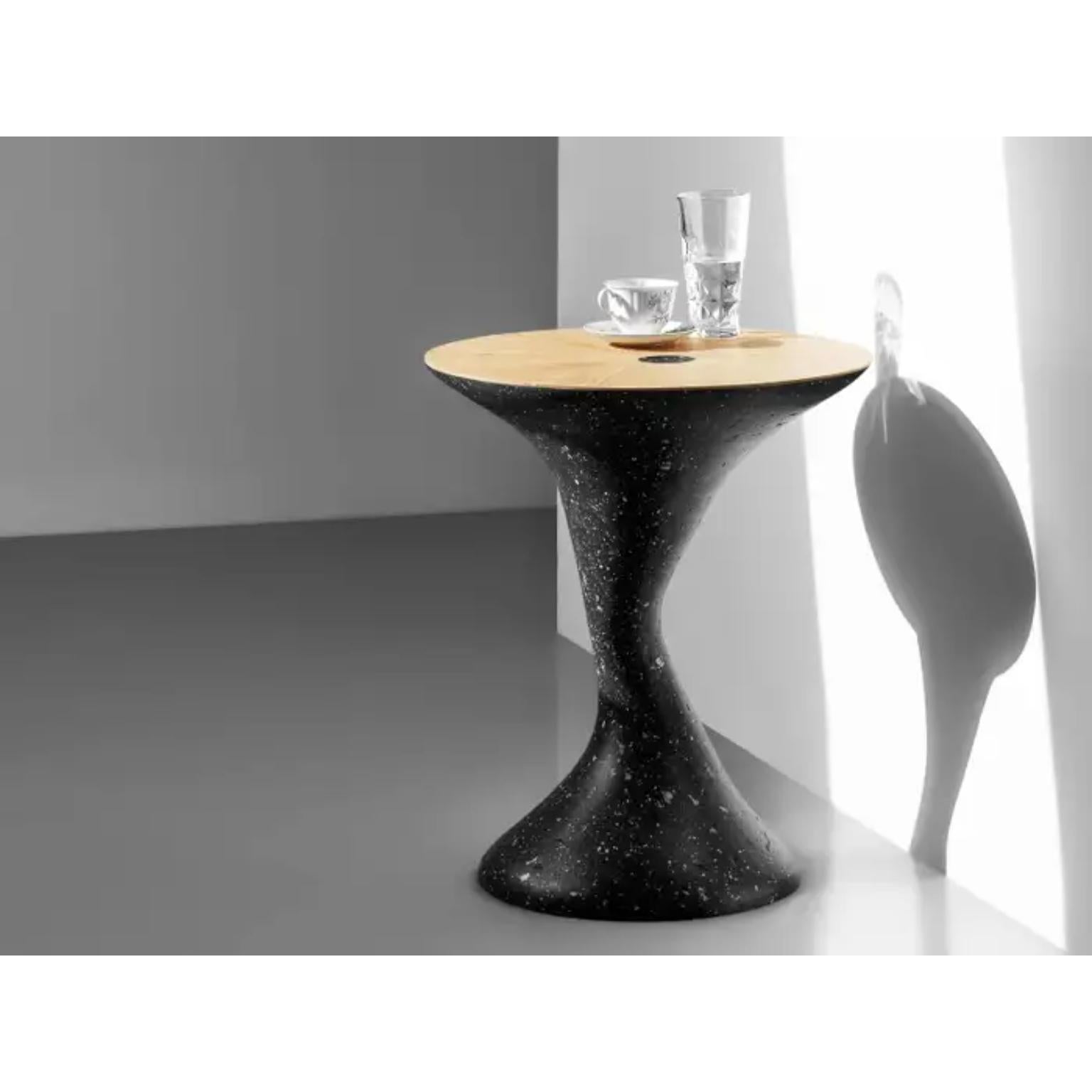 Mesa auxiliar escultórica de Donatas Zukauskas
Dimensiones: Ø 45 x A 54 cm.
Materiales: Roble y material mixto.

La inspiración visual de la mesa auxiliar es una combinación de madera natural y hormigón. Estos dos materiales opuestos combinados,