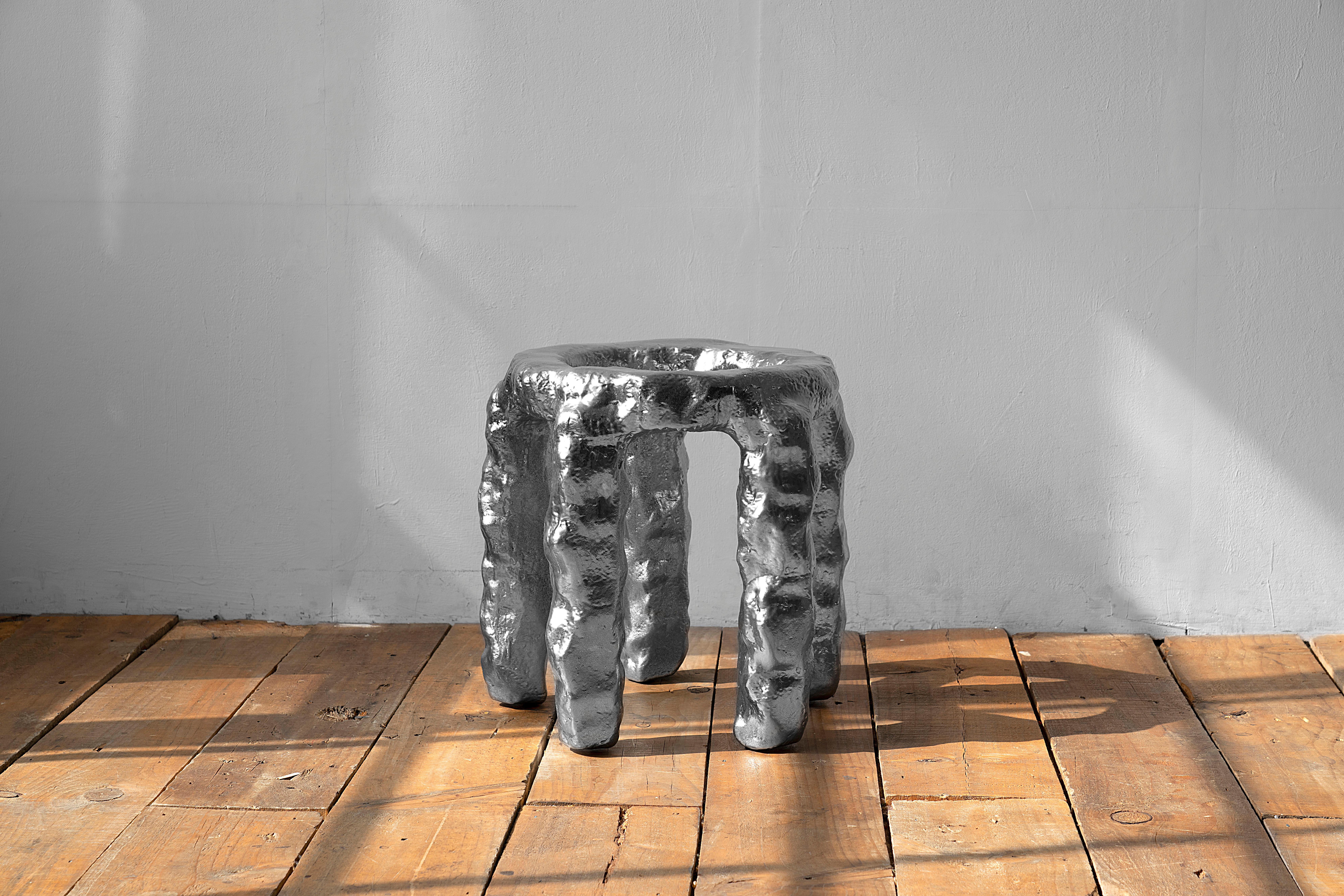 Skulpturaler Beistelltisch von Dongwook Choi
Serien Crest und Trough
Abmessungen: B 42 x T 40 x H 45 cm
MATERIALIEN: Urethanbeschichtetes EPS, Silberbeschichtet

Je nach Zustand der Oberfläche kann es zu optischen Unterschieden in der Farbe