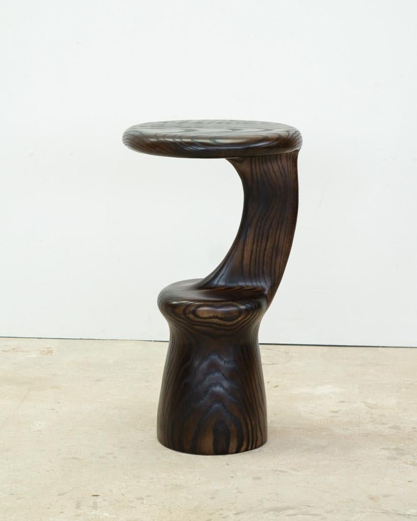 Cette table d'appoint est sculptée à l'aide de divers outils manuels, ce qui rend chaque pièce unique avec son propre grain de bois distinctif.

Il est fabriqué à partir de bois de chêne de haute qualité, qui est carbonisé et fini avec une huile de