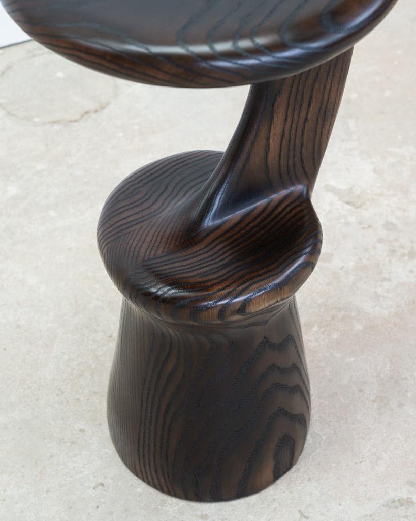 Allemand Table d'appoint sculpturale - Charred Oak Wood en vente