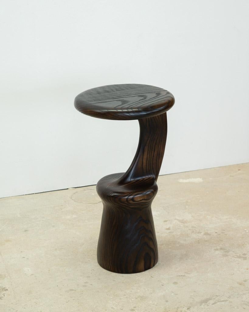 Table d'appoint sculpturale - Charred Oak Wood Neuf - En vente à Waiblingen, BW