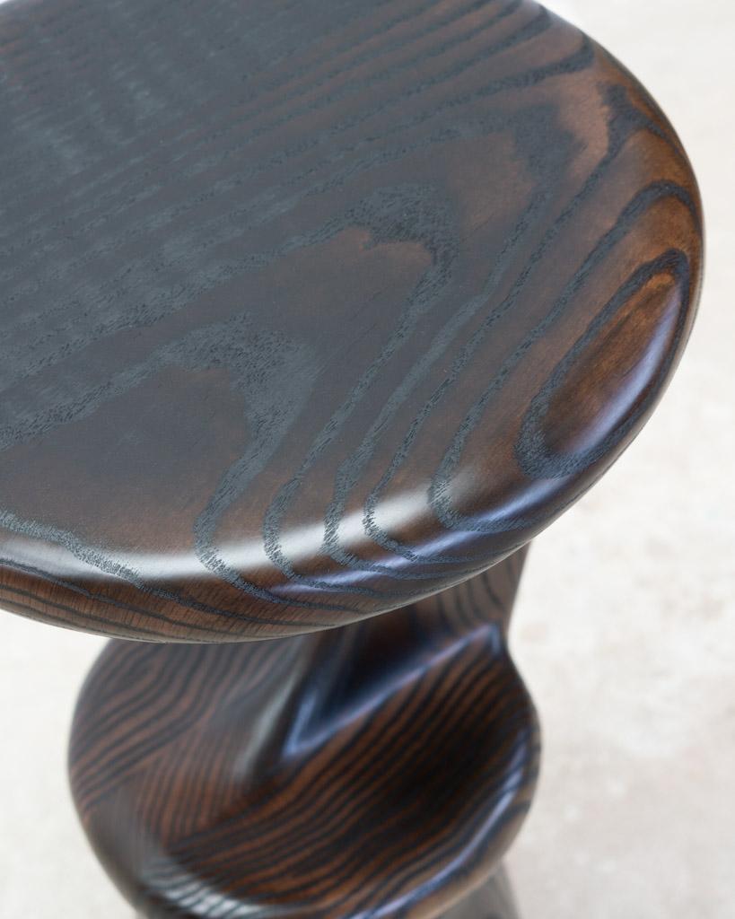 XXIe siècle et contemporain Table d'appoint sculpturale - Charred Oak Wood en vente