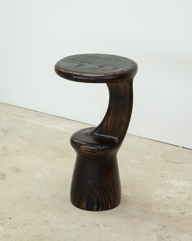 Bois Table d'appoint sculpturale - Charred Oak Wood en vente