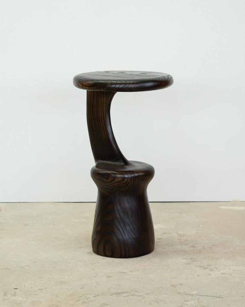 Table d'appoint sculpturale - Charred Oak Wood en vente 1
