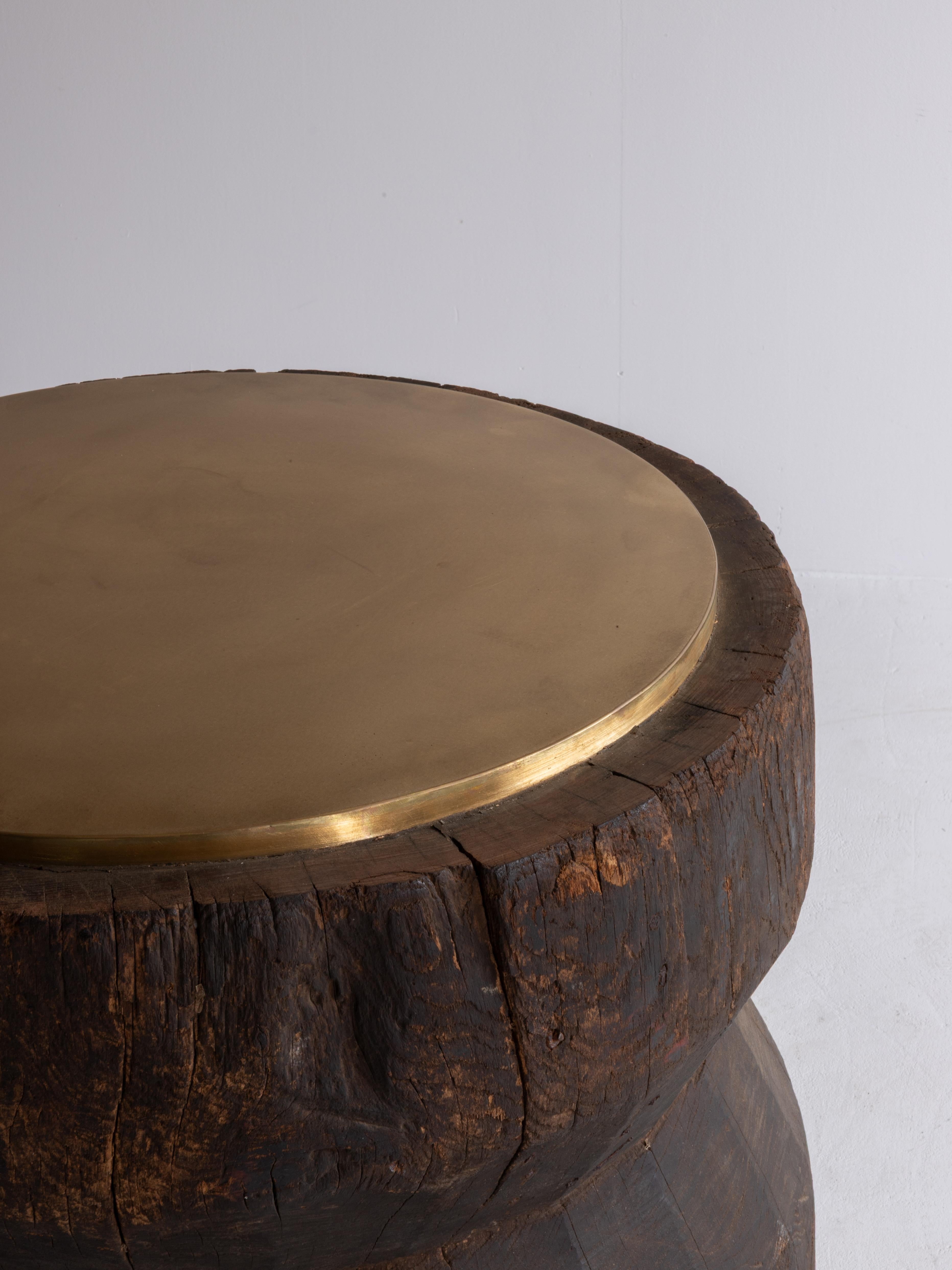 Sculptural Side Table Crafted from an Antique Japanese Mortar with Brass Top en venta 2