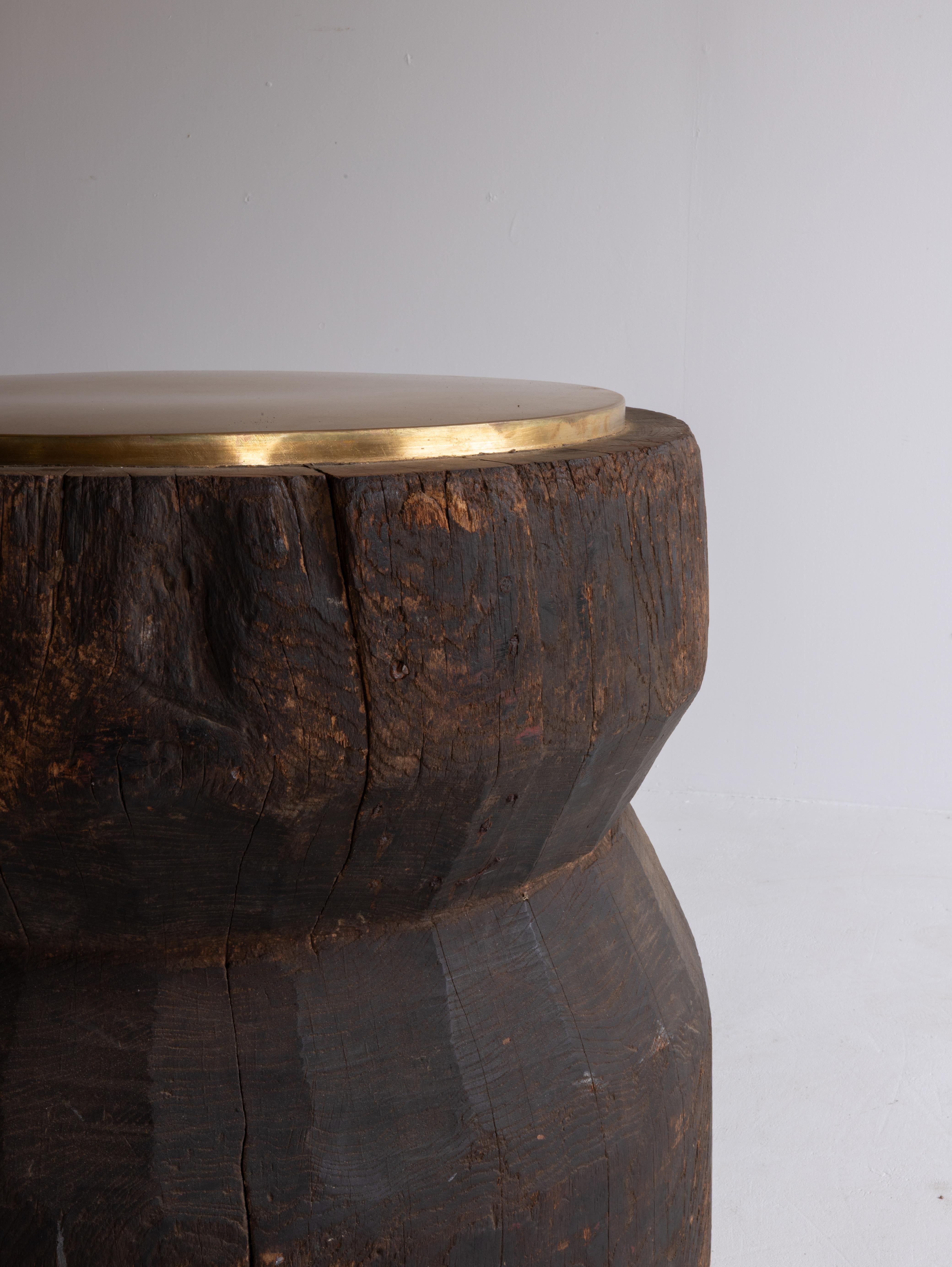 Sculptural Side Table Crafted from an Antique Japanese Mortar with Brass Top en venta 3