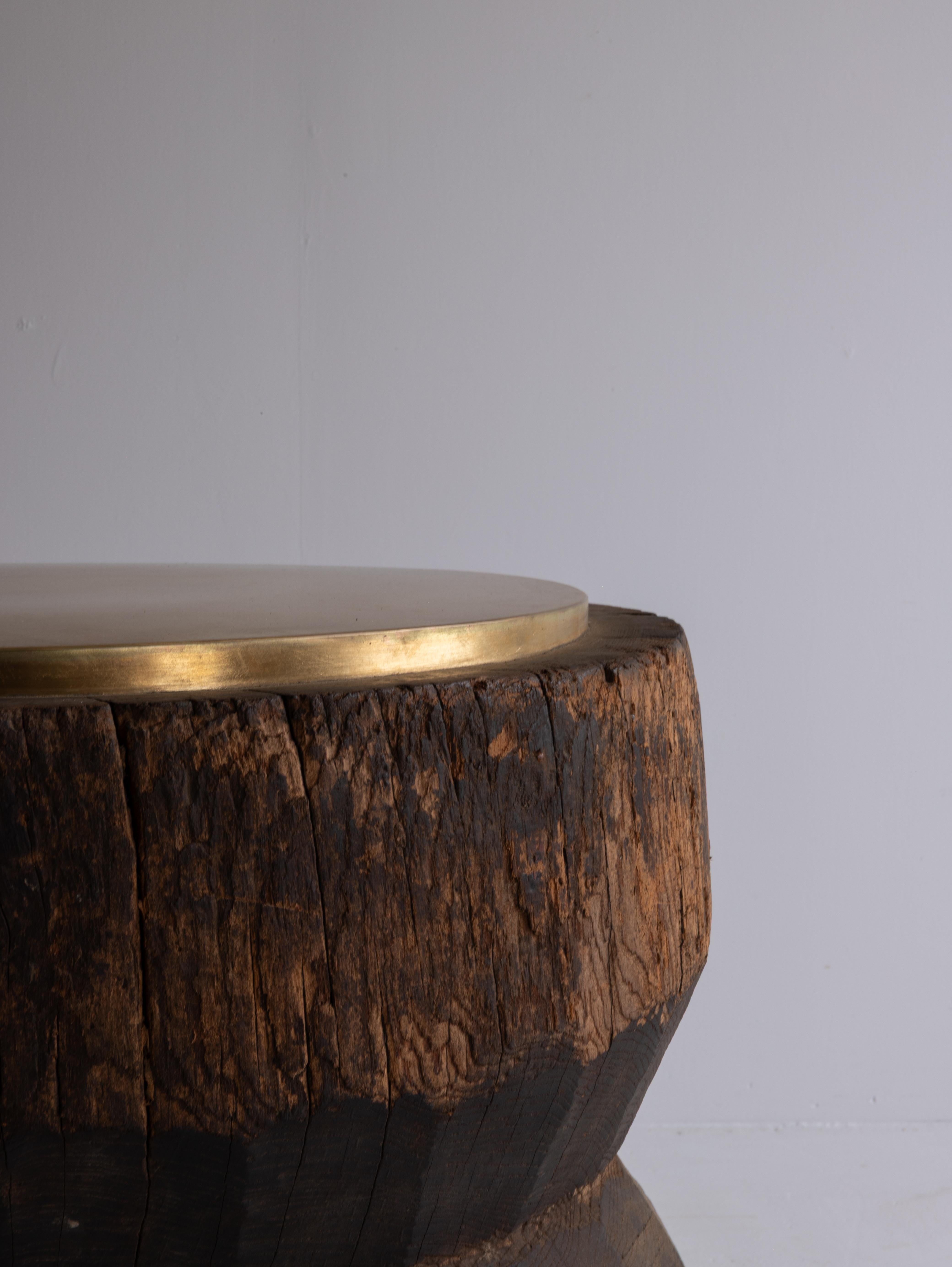 Sculptural Side Table Crafted from an Antique Japanese Mortar with Brass Top en venta 4