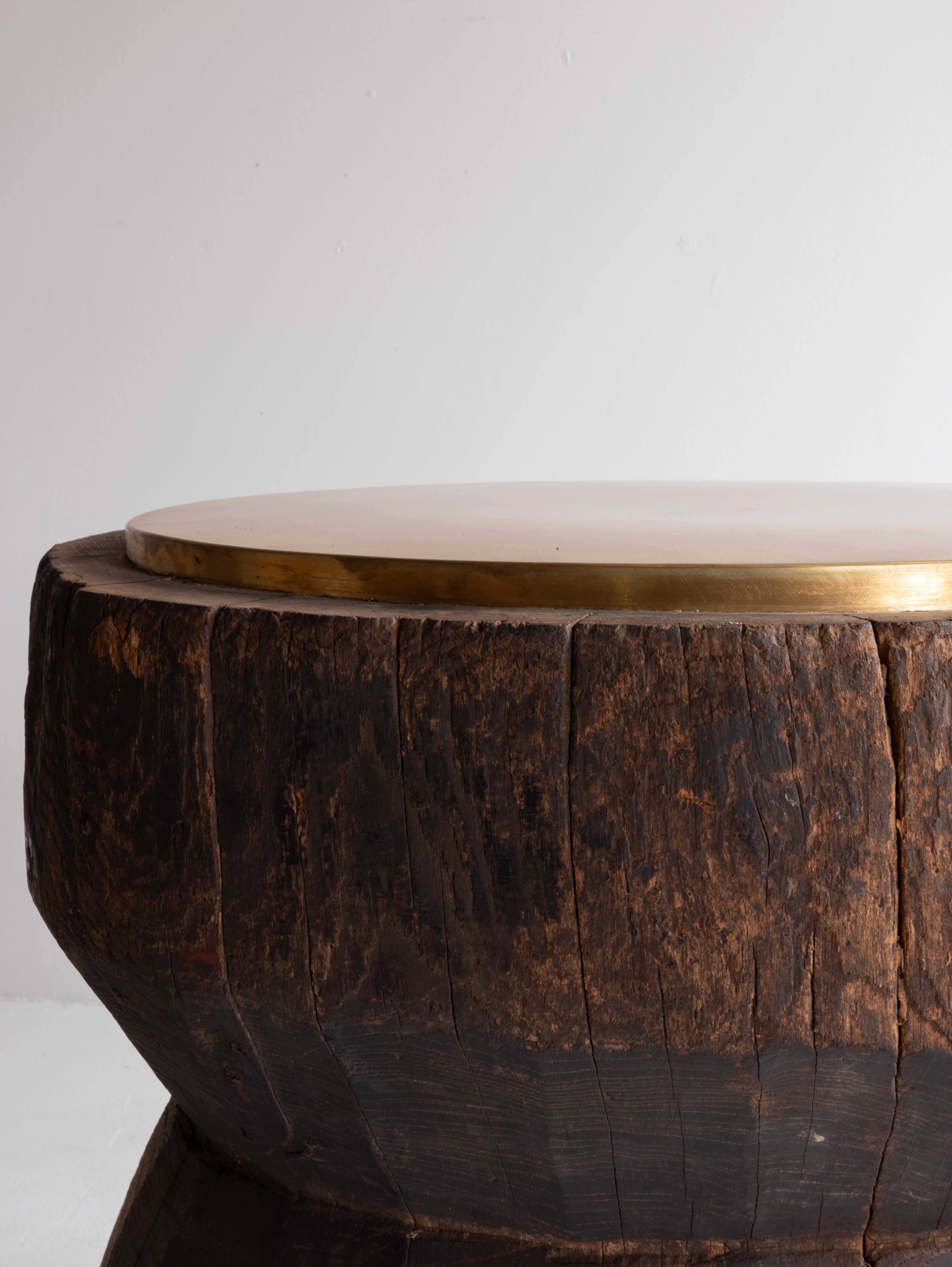 Sculptural Side Table Crafted from an Antique Japanese Mortar with Brass Top en venta 5