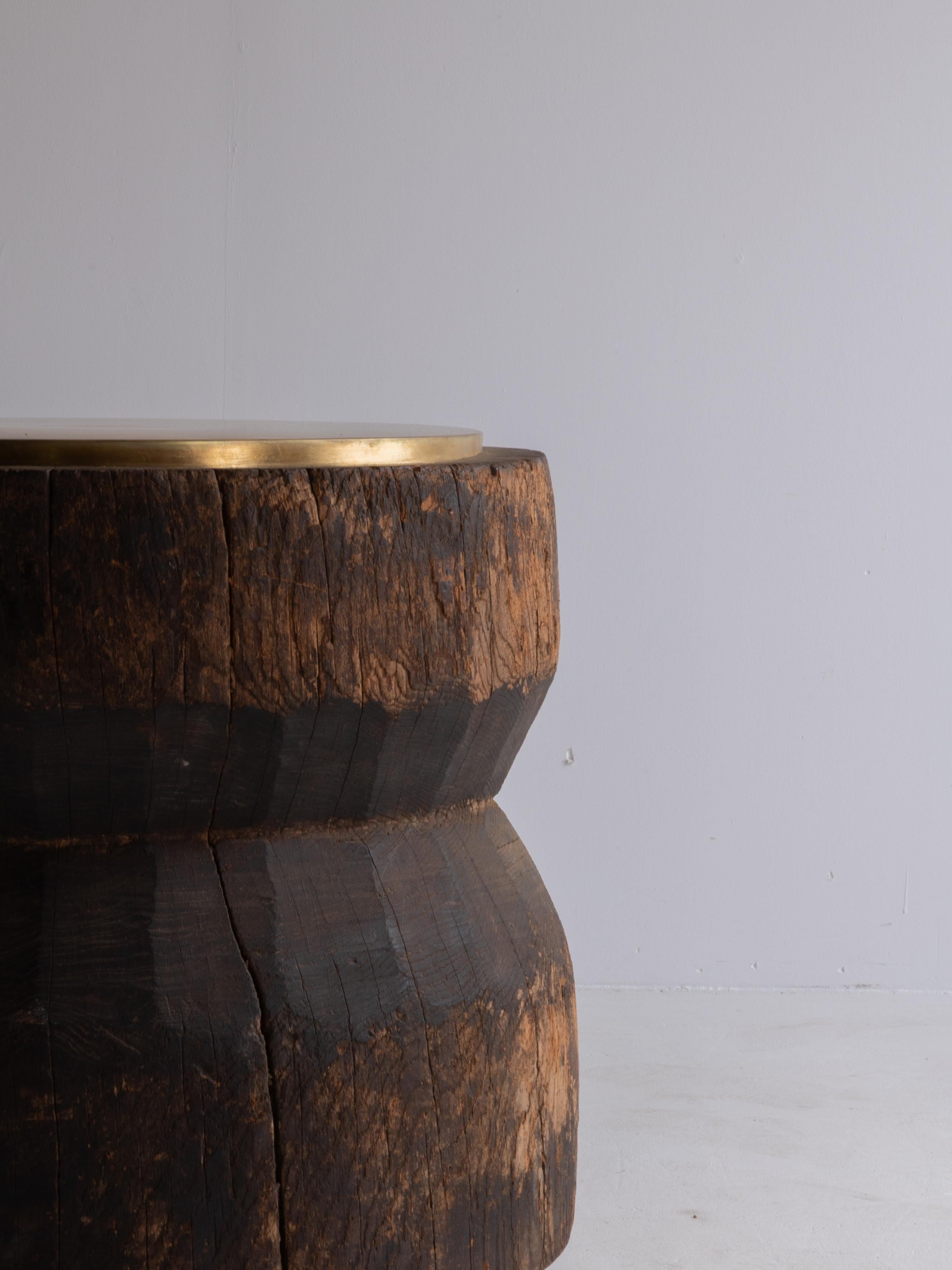 Sculptural Side Table Crafted from an Antique Japanese Mortar with Brass Top en venta 6