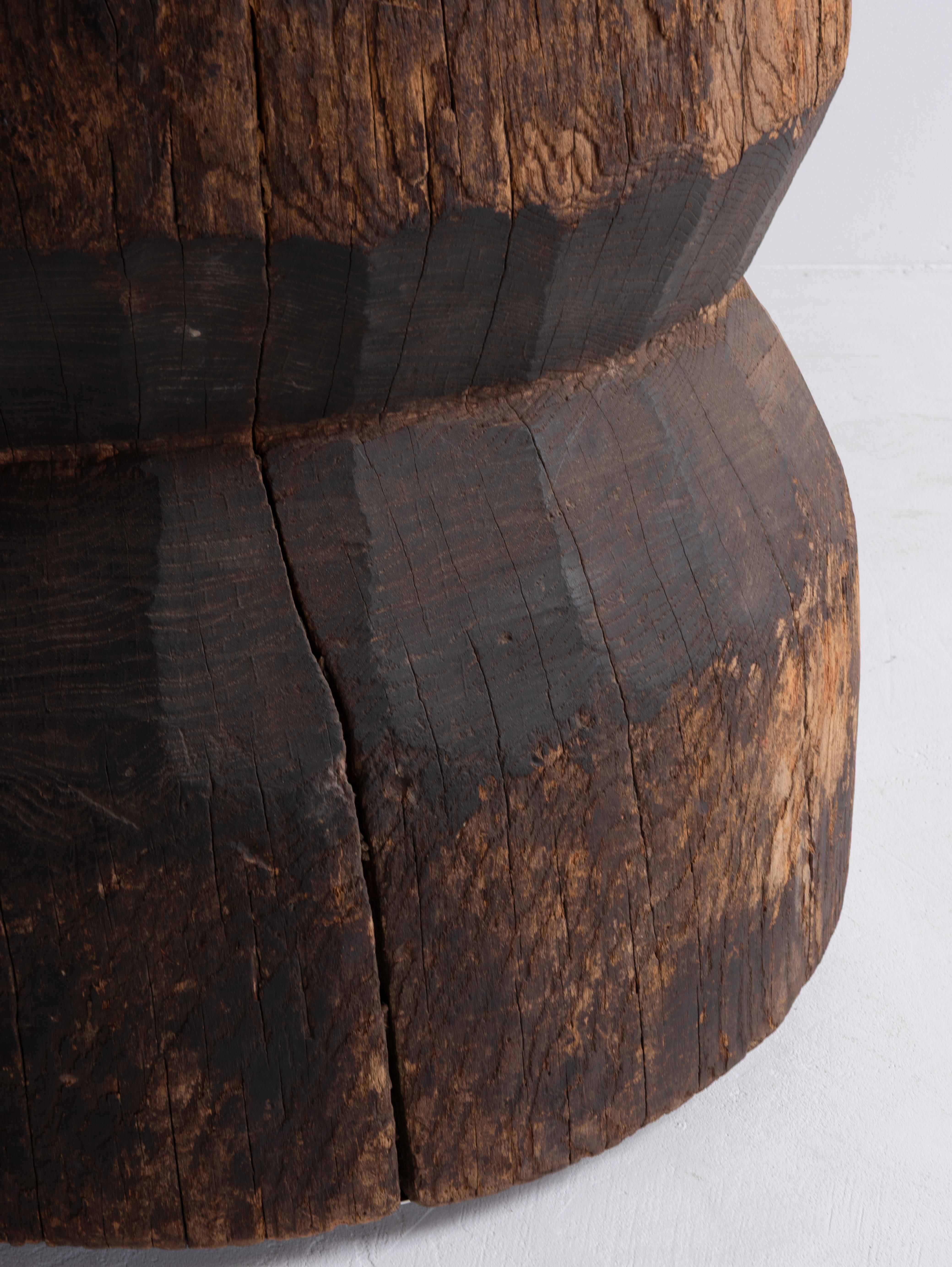 Sculptural Side Table Crafted from an Antique Japanese Mortar with Brass Top en venta 7