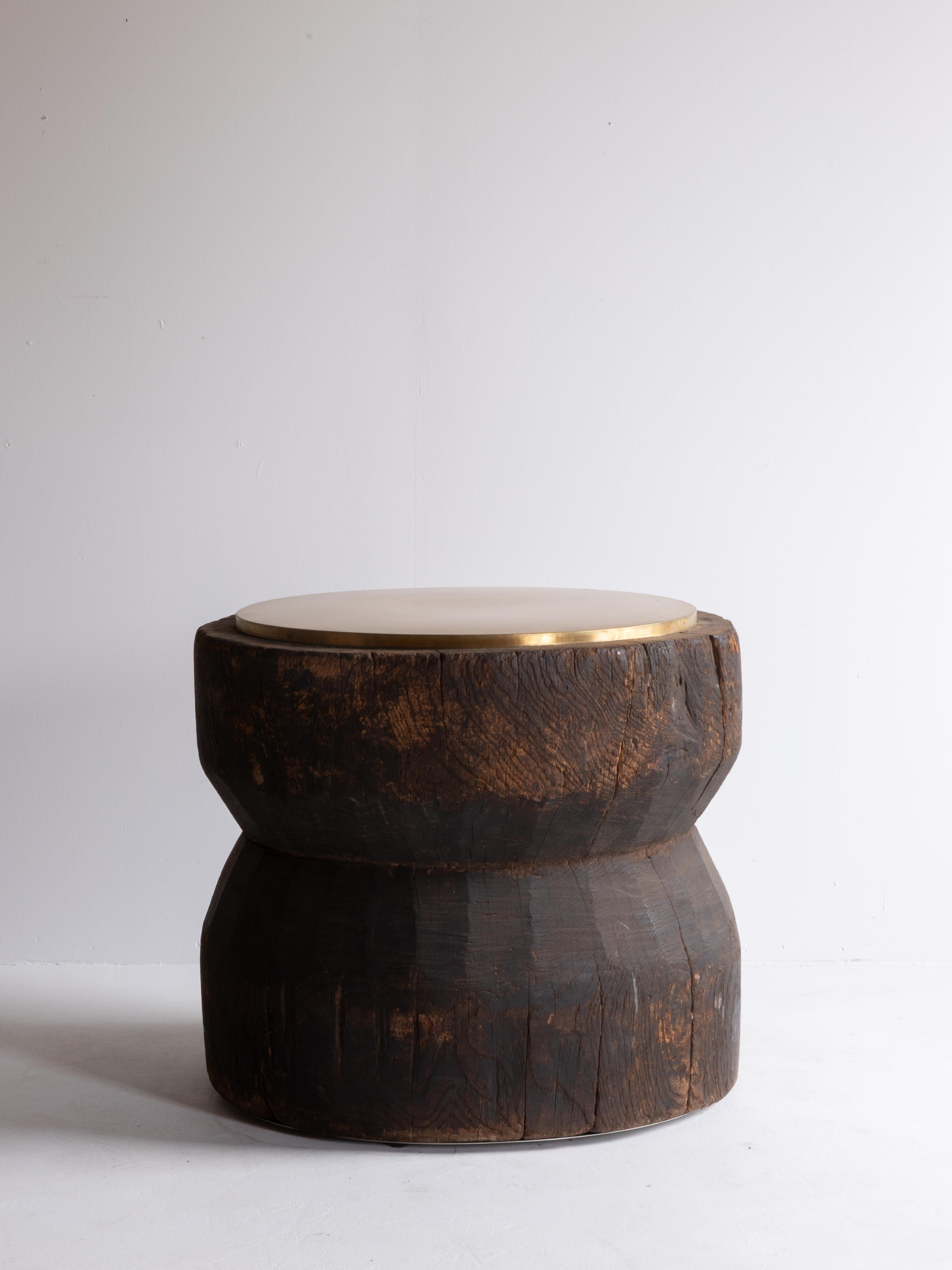 Sculptural Side Table Crafted from an Antique Japanese Mortar with Brass Top Primitivo en venta