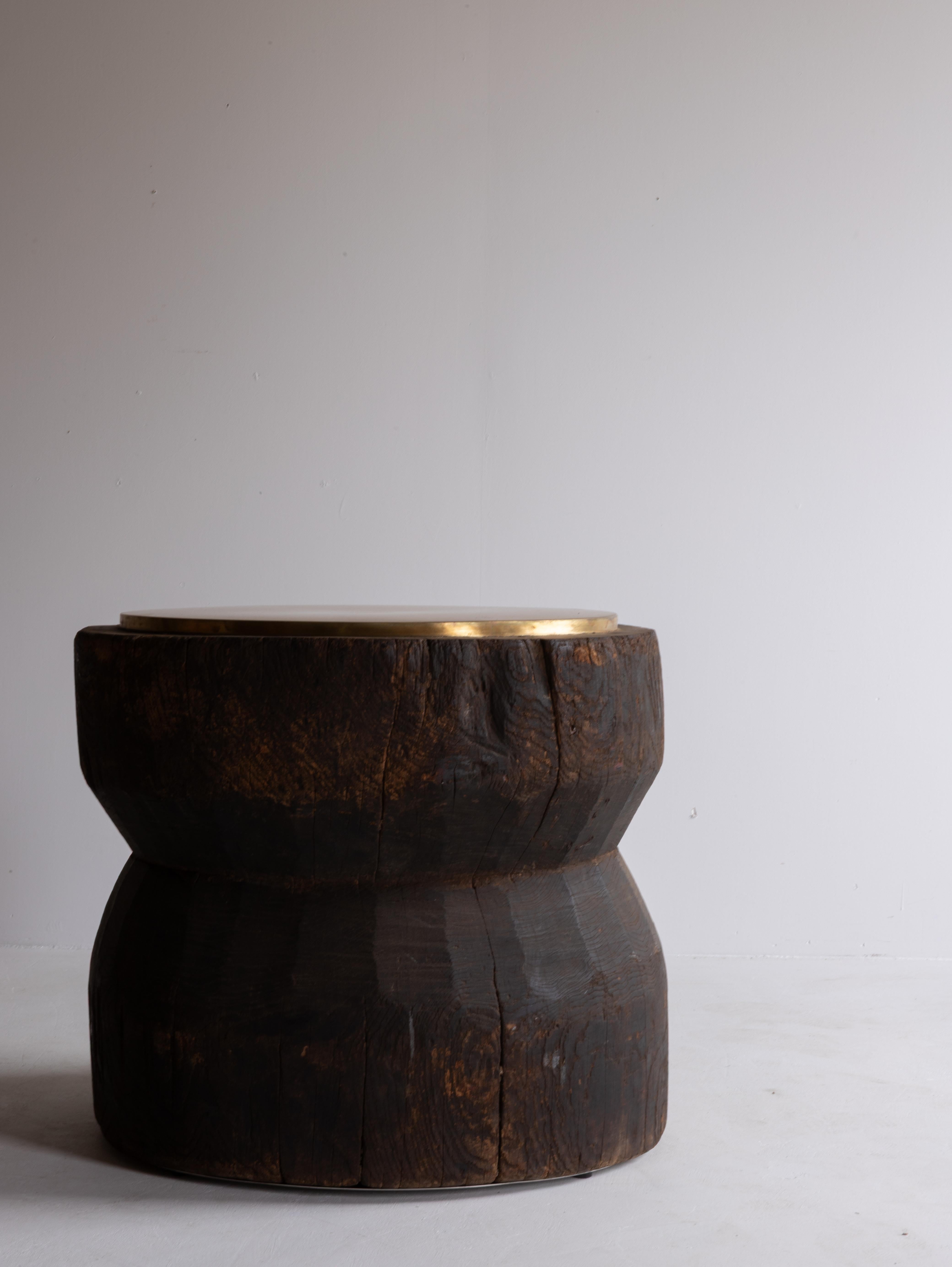 Sculptural Side Table Crafted from an Antique Japanese Mortar with Brass Top Japonés en venta
