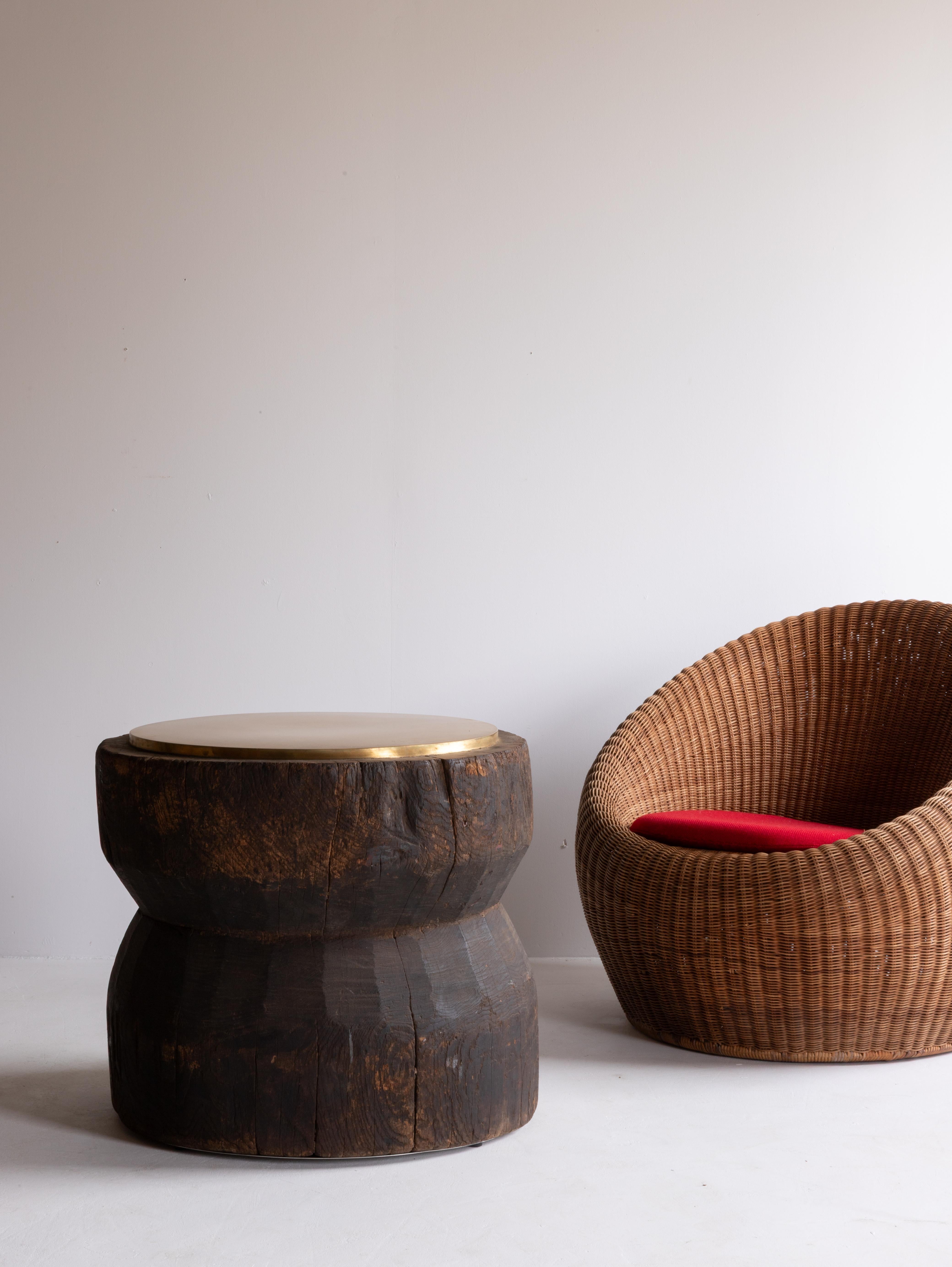 Sculptural Side Table Crafted from an Antique Japanese Mortar with Brass Top Carpintería en venta