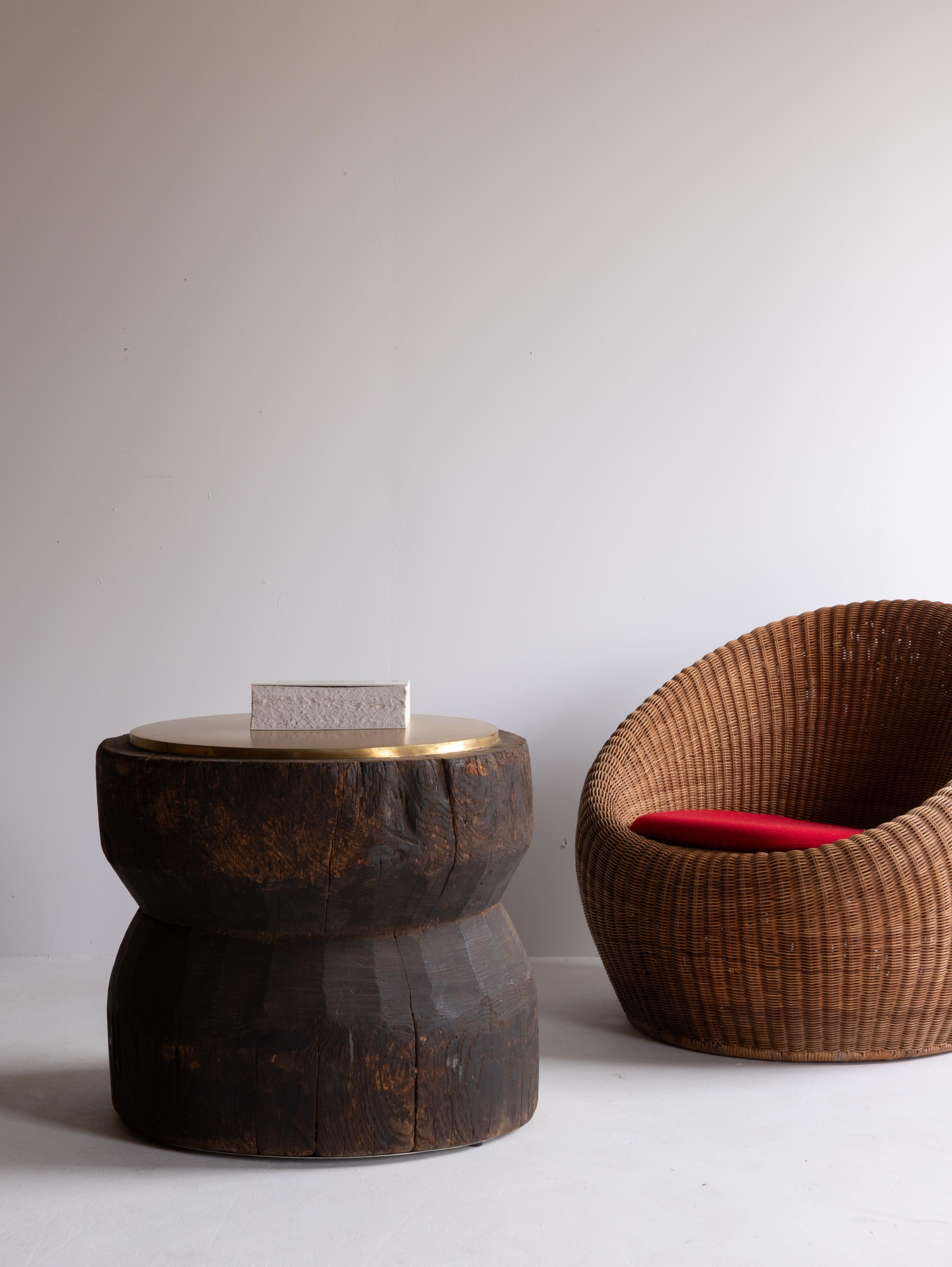 Sculptural Side Table Crafted from an Antique Japanese Mortar with Brass Top en Bueno estado para la venta en Sammu-shi, Chiba