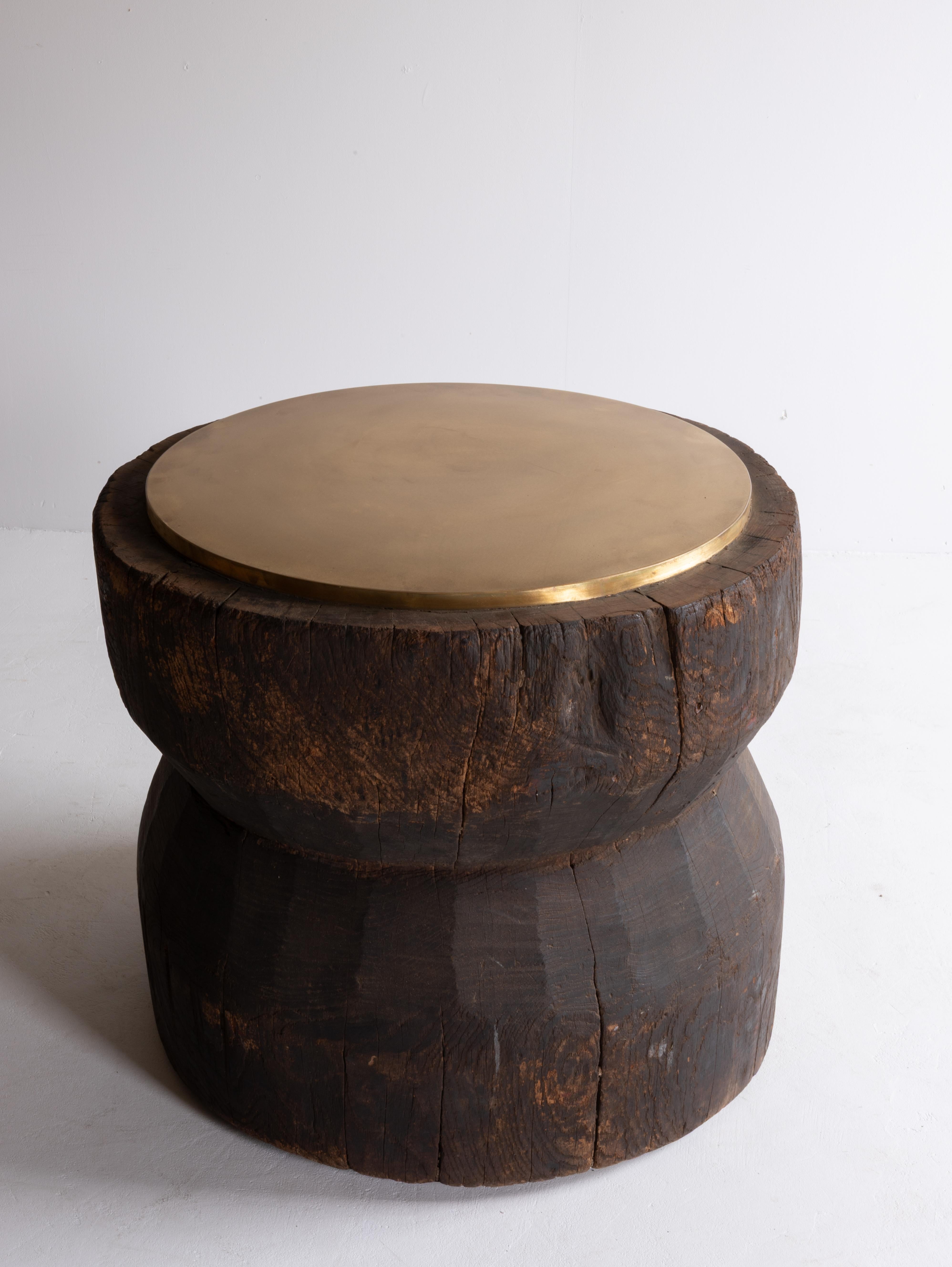 Sculptural Side Table Crafted from an Antique Japanese Mortar with Brass Top siglo XX en venta