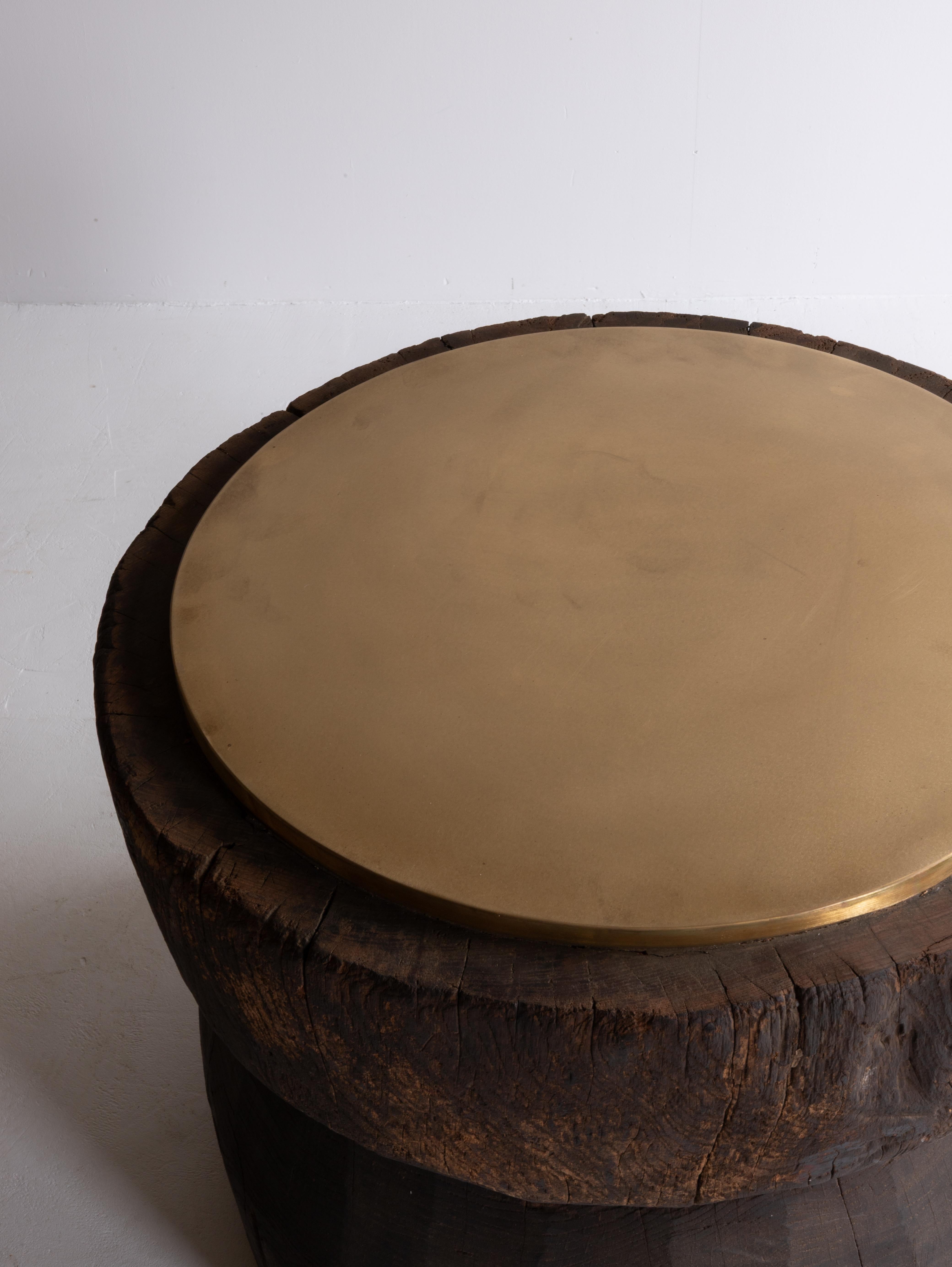 Sculptural Side Table Crafted from an Antique Japanese Mortar with Brass Top Madera en venta