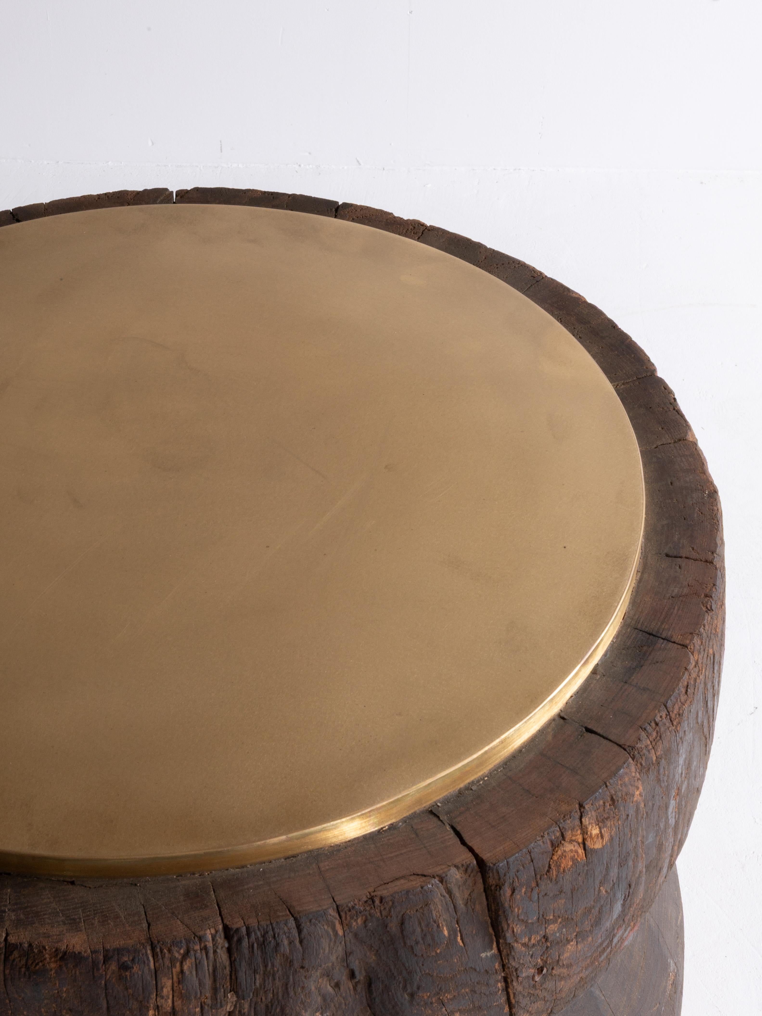 Sculptural Side Table Crafted from an Antique Japanese Mortar with Brass Top en venta 1