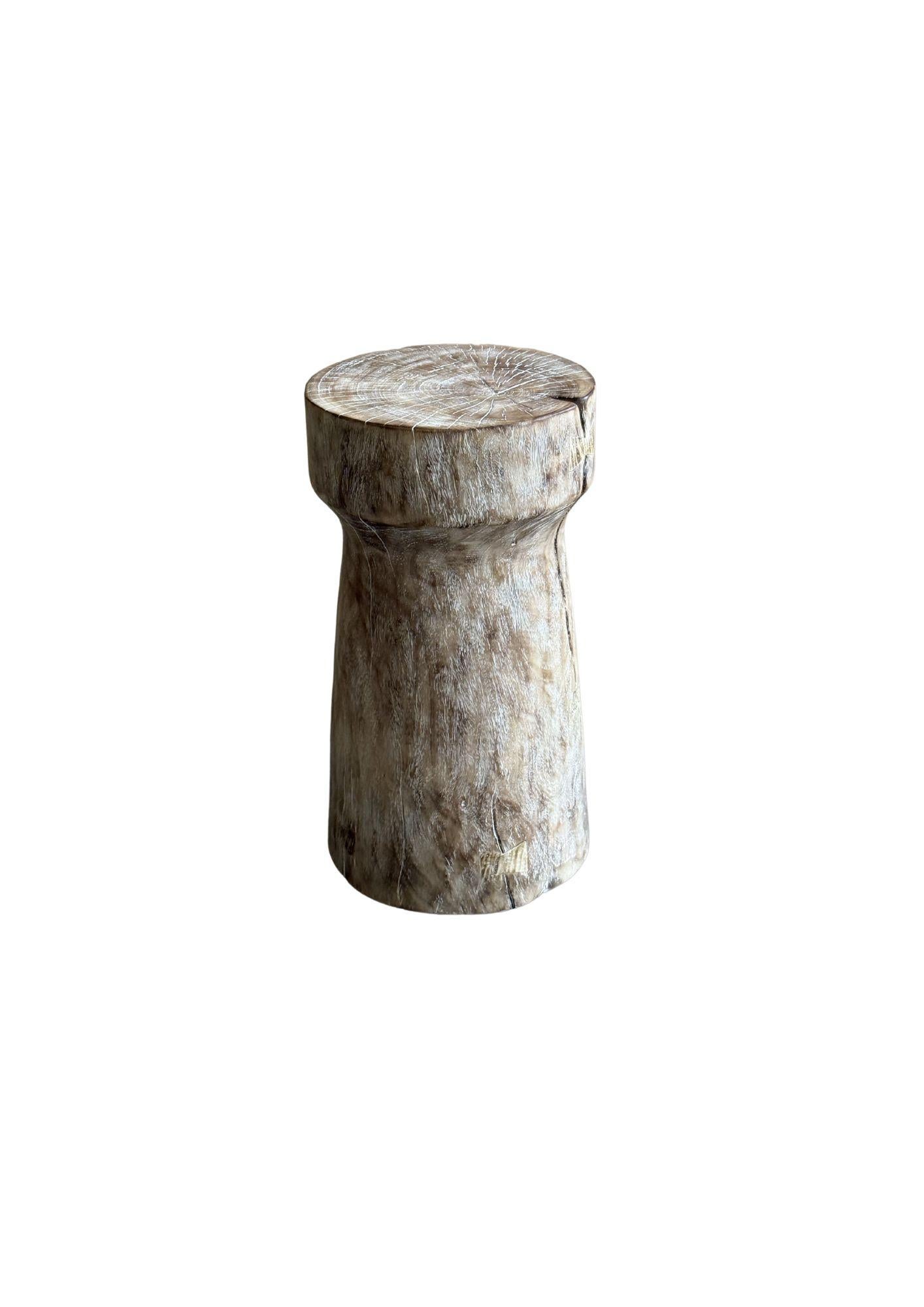 Una mesa auxiliar redonda maravillosamente escultural. Su pigmento crema/blanco se conseguía mediante un proceso de blanqueo que creaba un color y un efecto maravillosos. Su pigmento neutro y su sutil textura de madera lo hacen perfecto para
