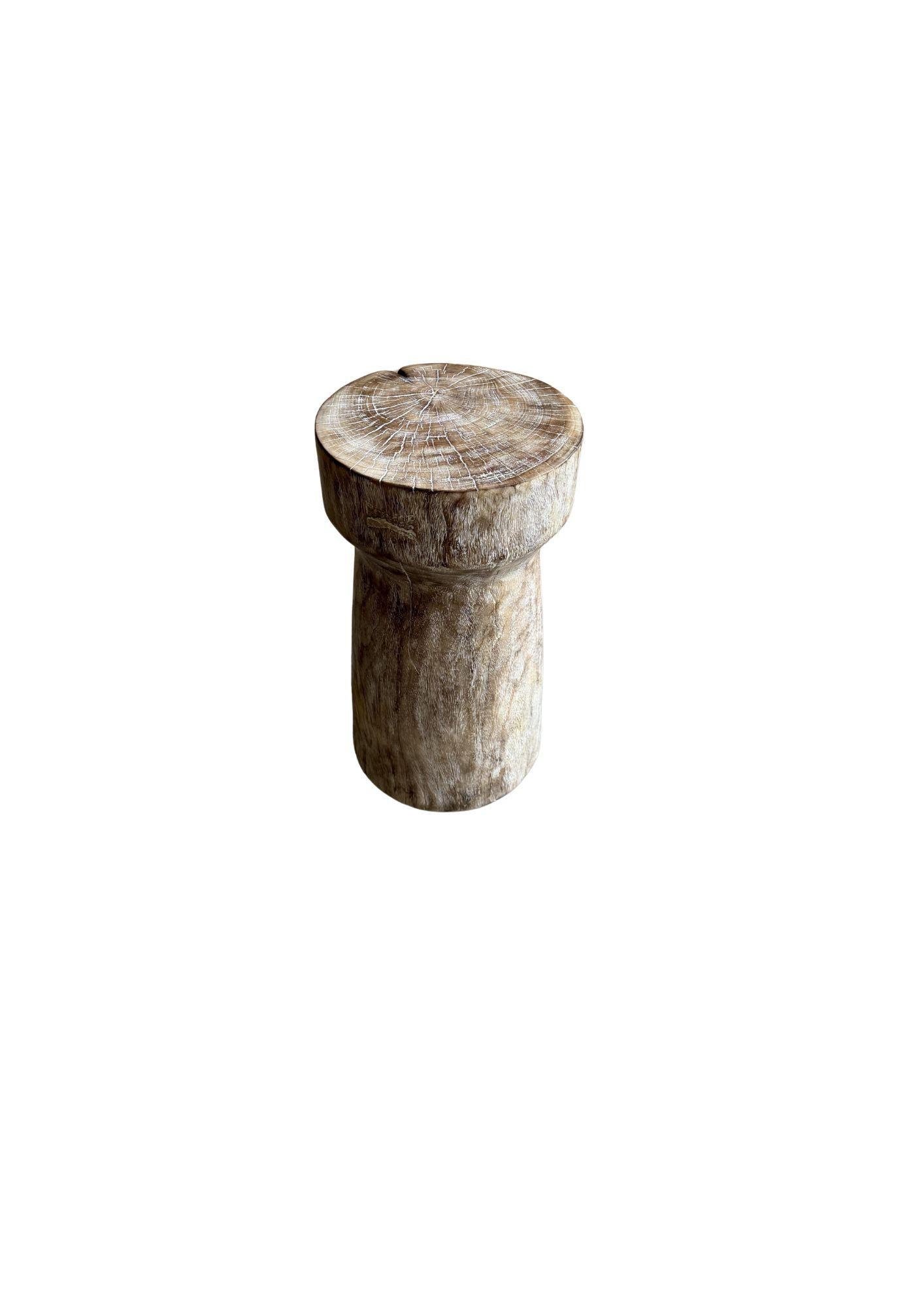Mesa auxiliar escultórica de madera de mango, acabado blanqueado Indonesio en venta