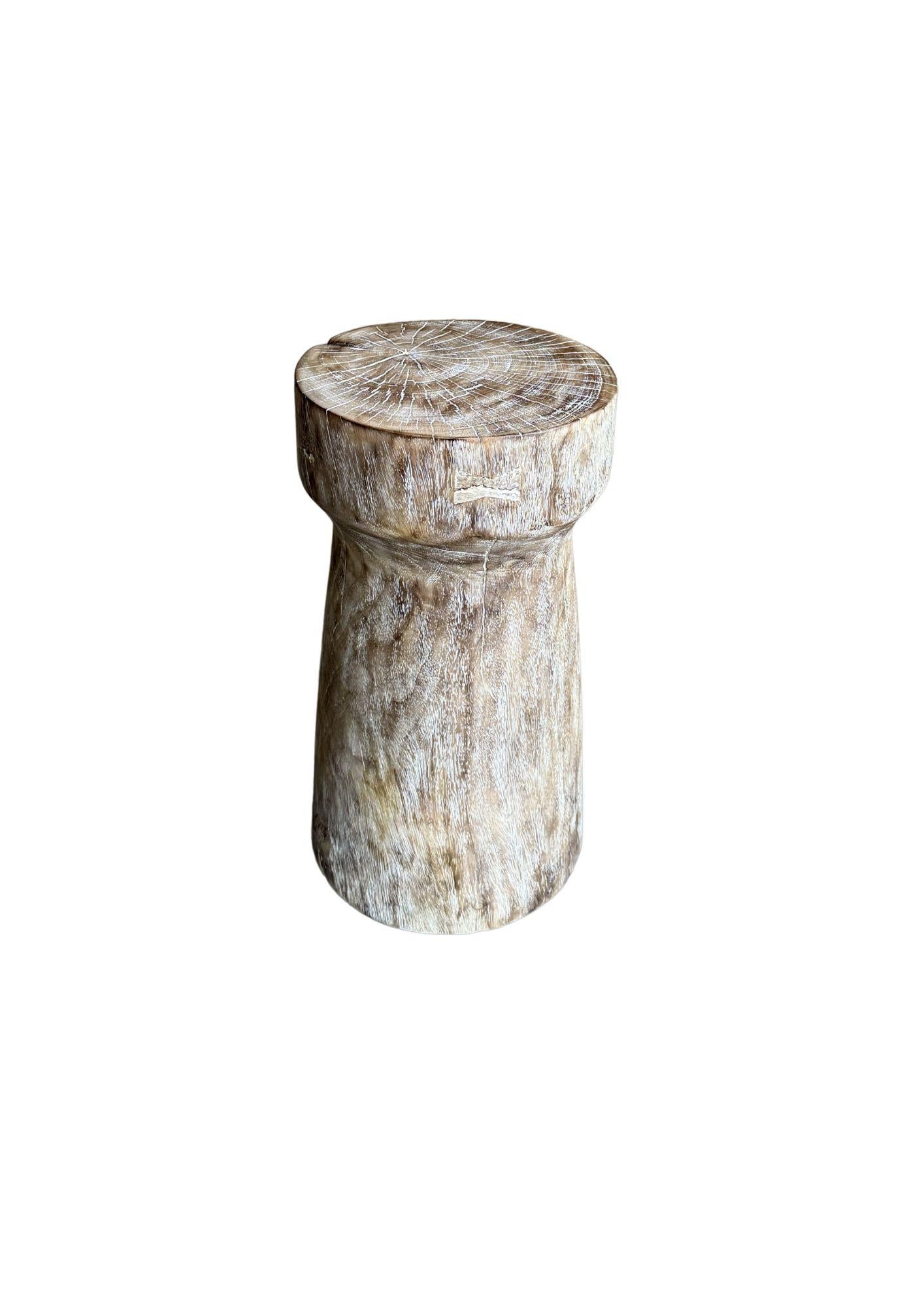Mesa auxiliar escultórica de madera de mango, acabado blanqueado en Bueno estado para la venta en Jimbaran, Bali