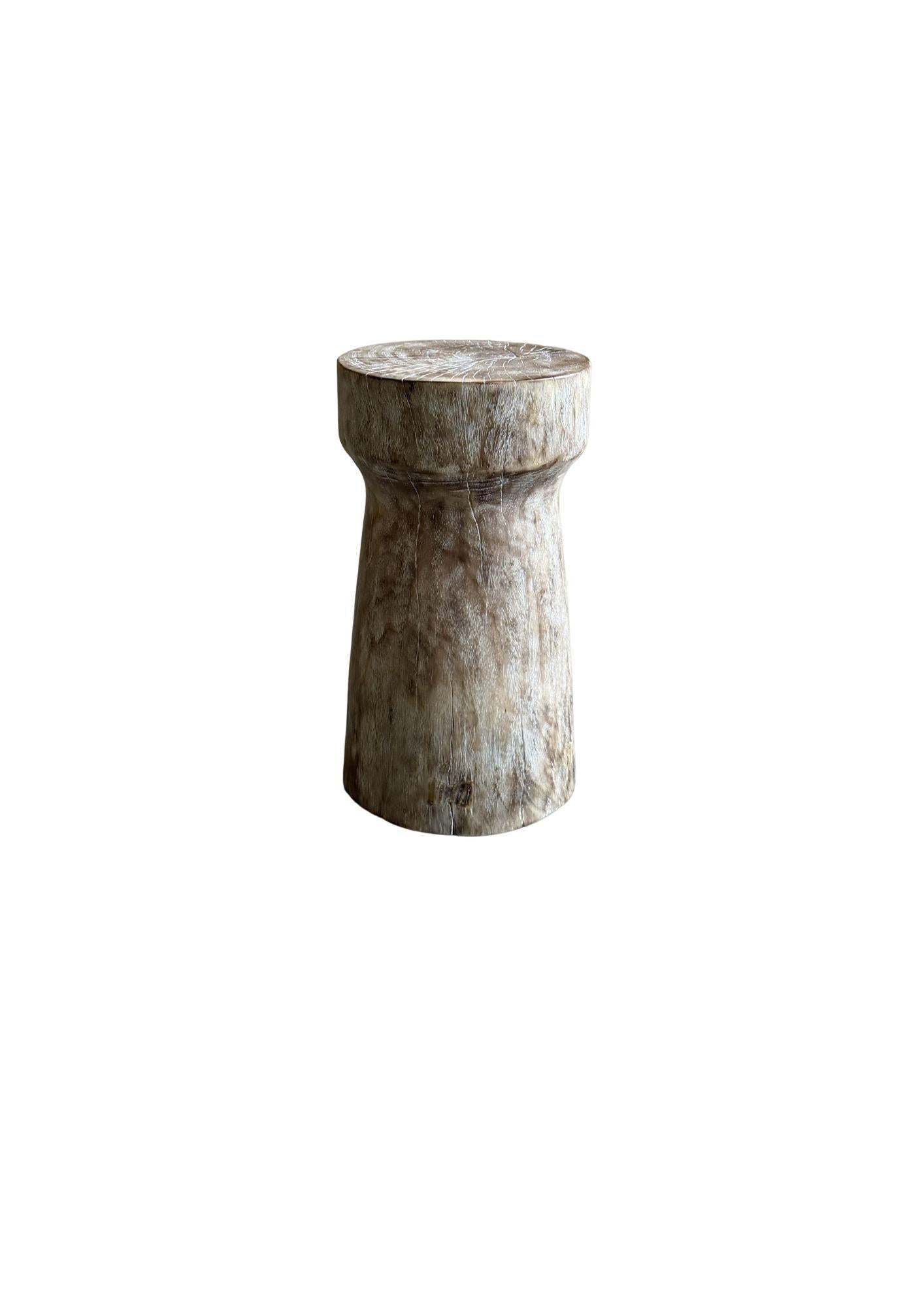 Mesa auxiliar escultórica de madera de mango, acabado blanqueado Siglo XXI y contemporáneo en venta