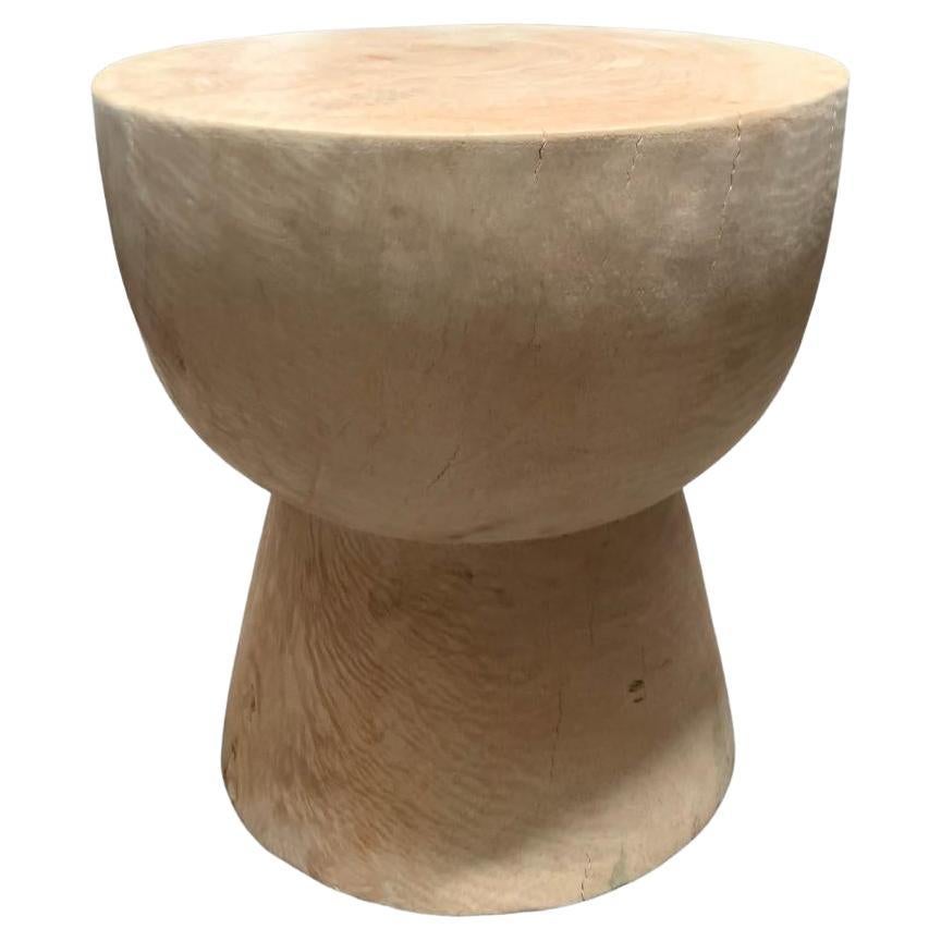 Table d'appoint sculpturale fabriquée en bois de Mango, finition blanchie