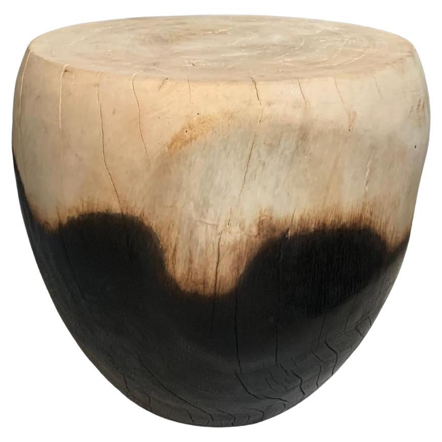 Table d'appoint sculpturale fabriquée en bois de Mango, finition brûlée et blanchie