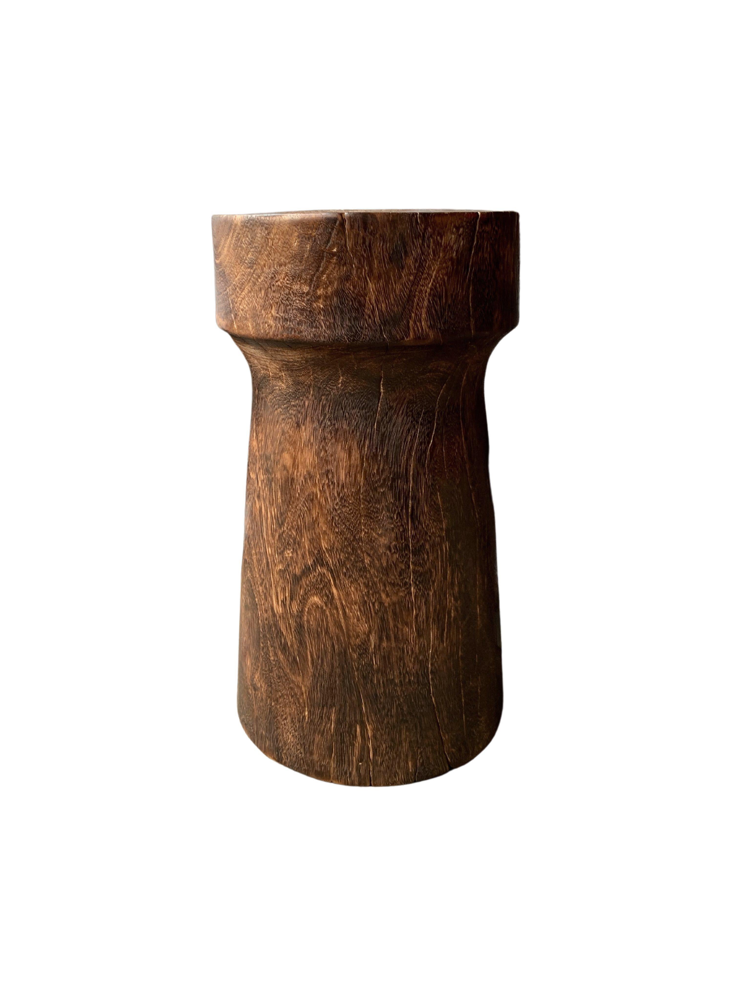 Une table d'appoint merveilleusement sculpturale. Son pigment neutre et sa subtile texture de bois en font un produit parfait pour tout espace. Une pièce unique, sculpturale et polyvalente. Cette table a été fabriquée en bois de manguier.

