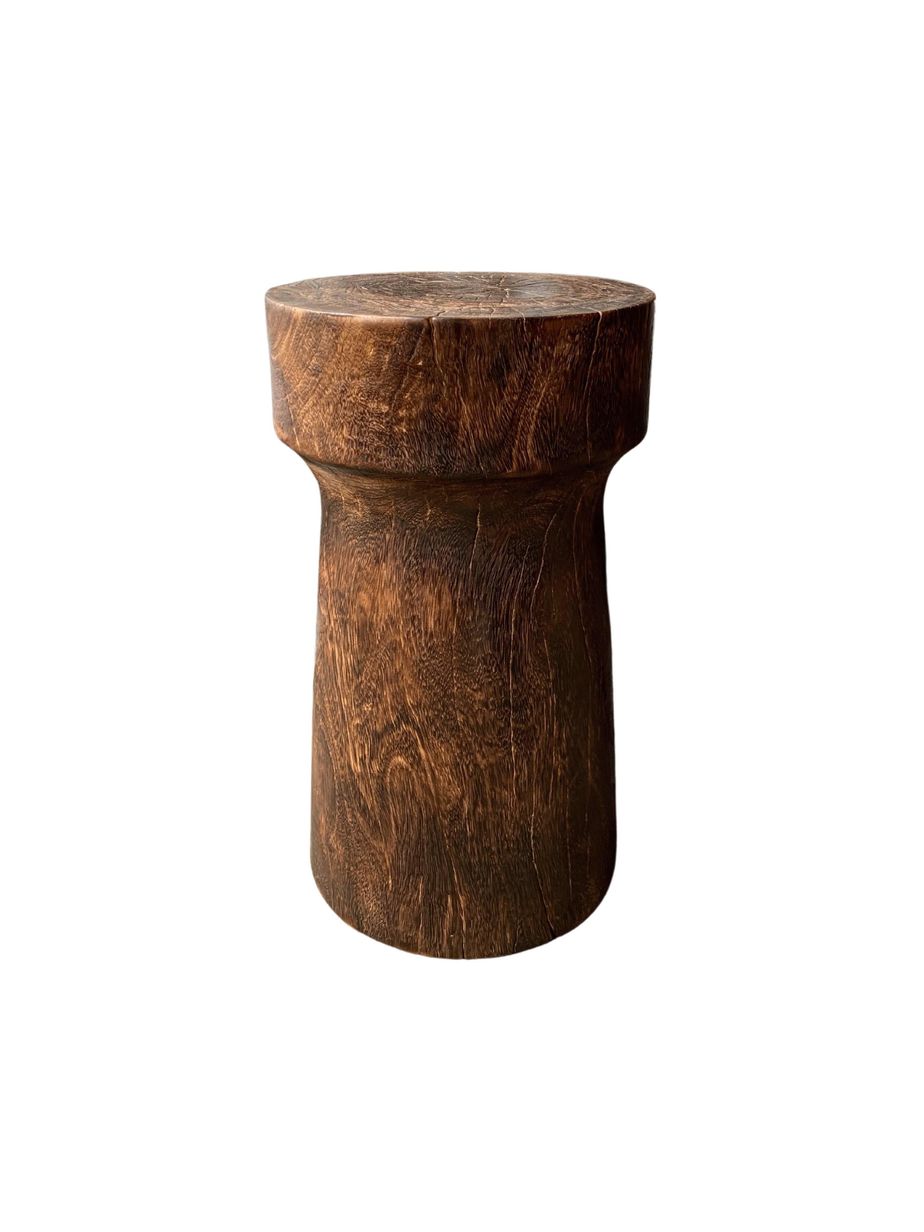 Fait main Table d'appoint sculpturale fabriquée en bois de Mango, finition brûlée en vente
