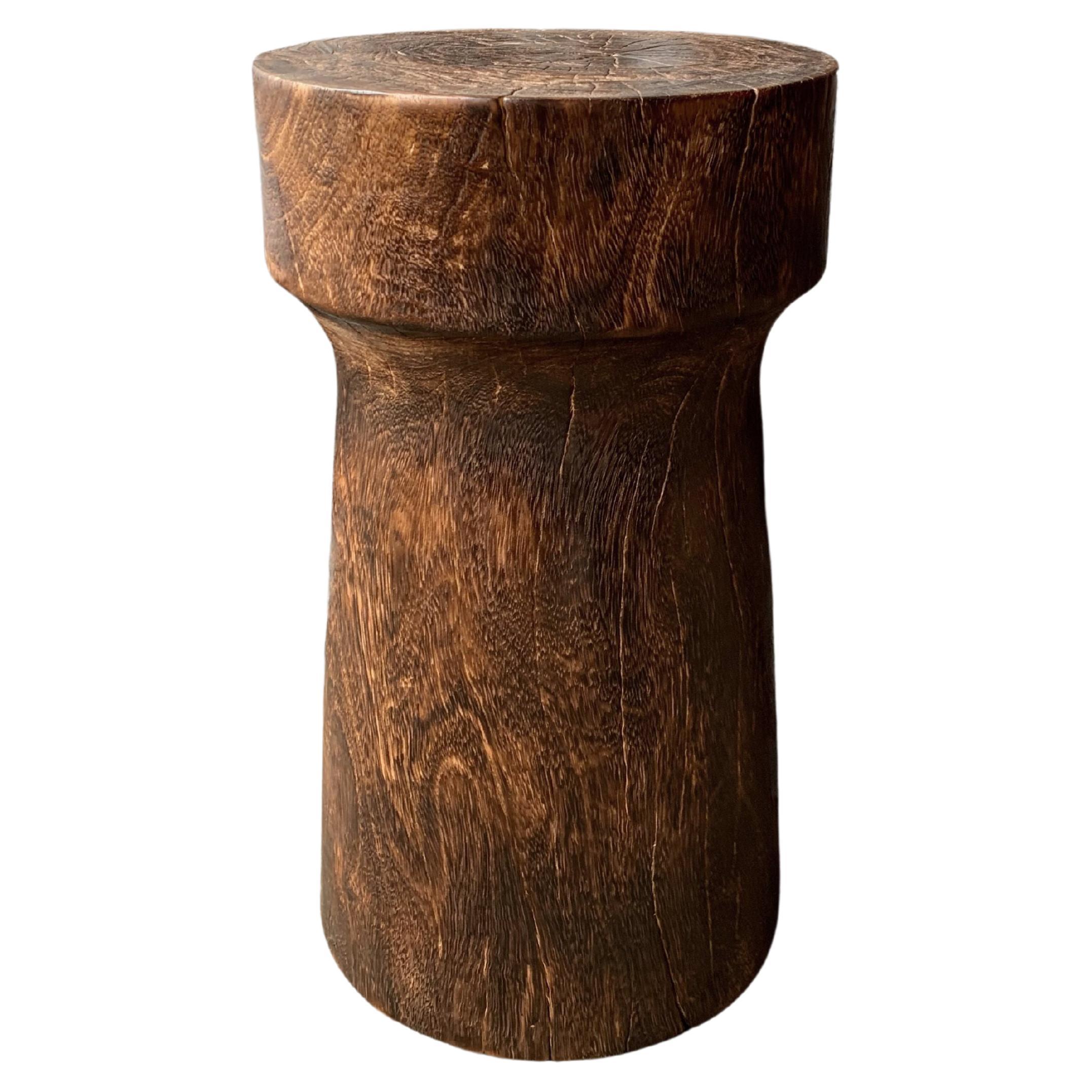 Mesa auxiliar escultórica de madera de mango, acabado quemado